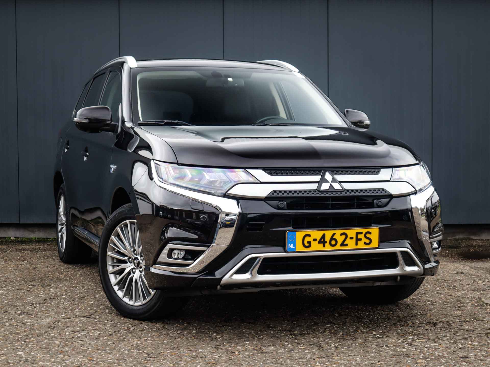 Mitsubishi Outlander 2.4 PHEV Intense+ (135 PK) 2e-Eig, Mitsubishi-Dealer-Onderh, 12-Mnd-BOVAG, NL-Auto, Leer, Panoramadak, Navigatie/Apple-Carplay/Android-Auto, Cruisecontrol, Achteruitrijcamera, Keyless-Entry/Start, Parkeersensoren-V+A, Premium-Audio, Elek.-Achterklep, Stoel/Stuur-Verwarming, Lm-Velgen-18Inch, Privacy-Glas - 18/44