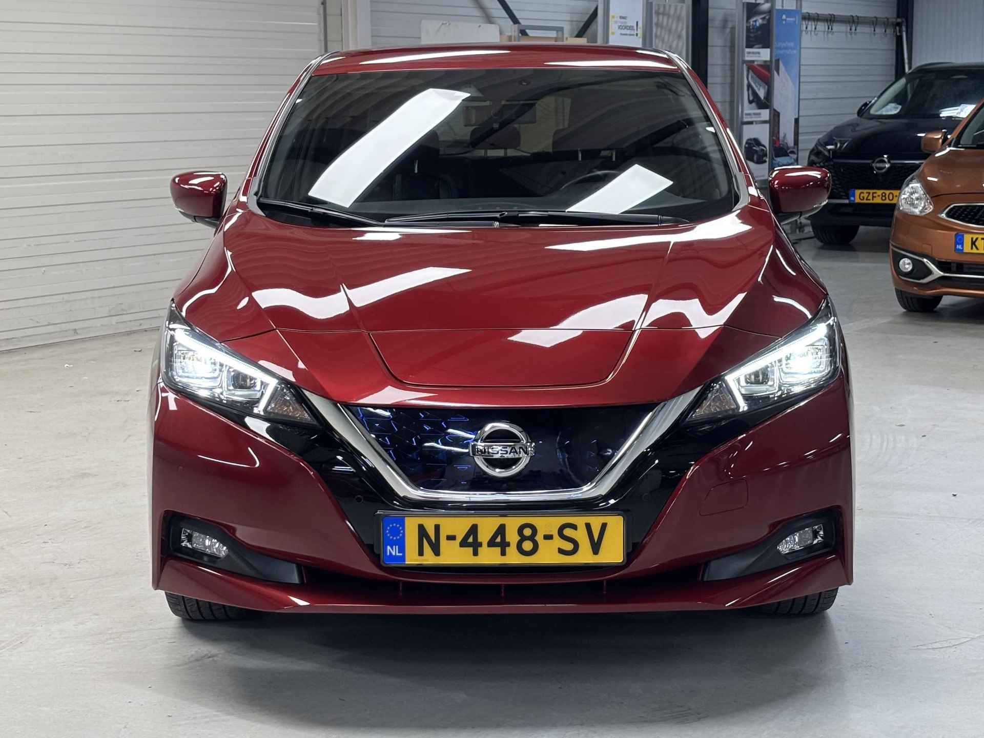 Nissan LEAF e+ Tekna 62 kWh / Metaalkleur / Trekhaak / Automatische airco / Apple Car Play & Android Auto / Voorstoelen + stuurwiel verwarmd / Rondomzichtcamera / Navigatiesysteem full map / Lichtmetalen velgen 17" - 14/41