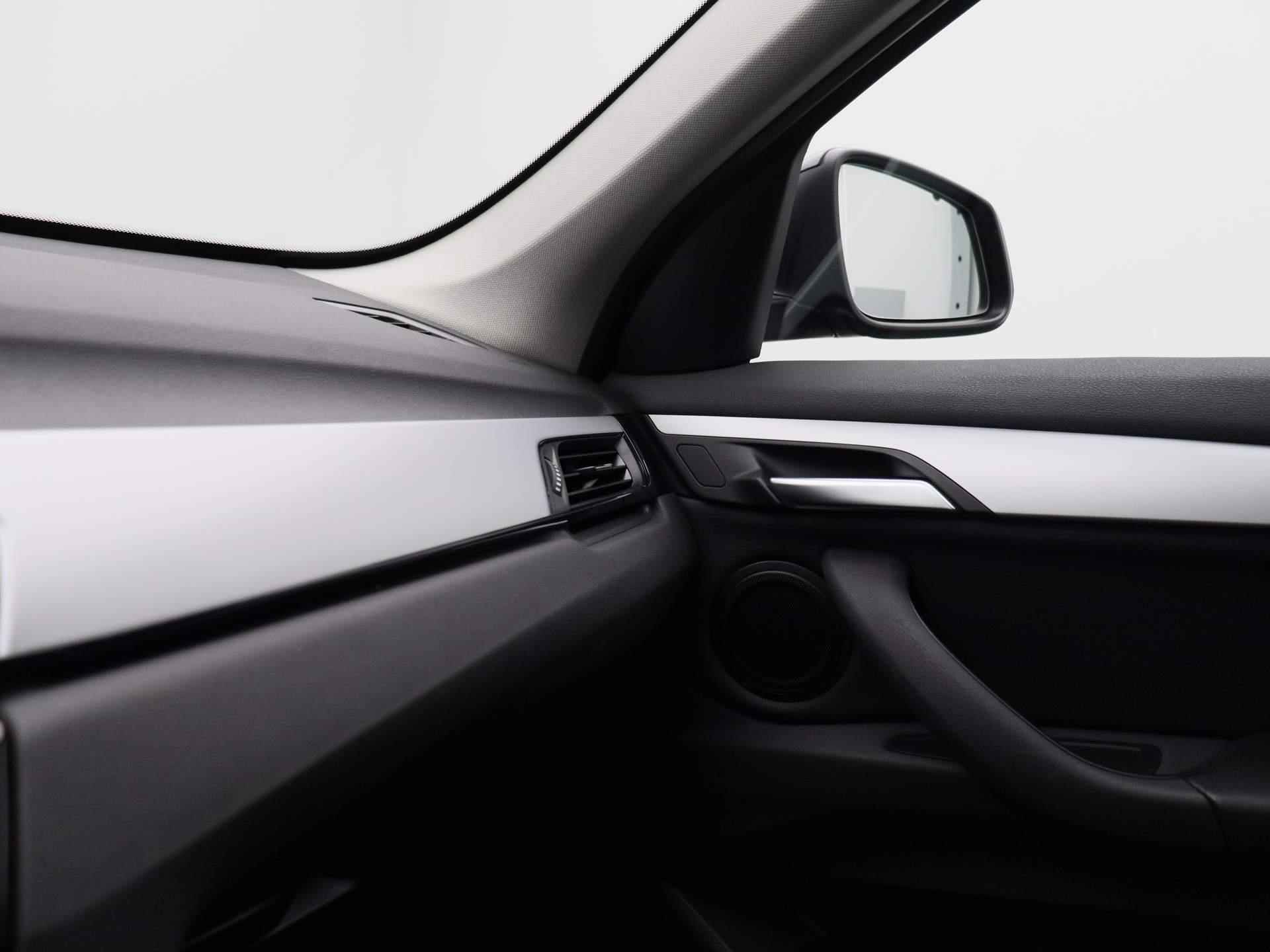 BMW X1 sDrive16d Executive * | Leder | Navigatie | Climate Control | Parkeersensoren | Cruise Control | Bluetooth | Stoelverwarming | Elektrische Achterklep | - 27/37