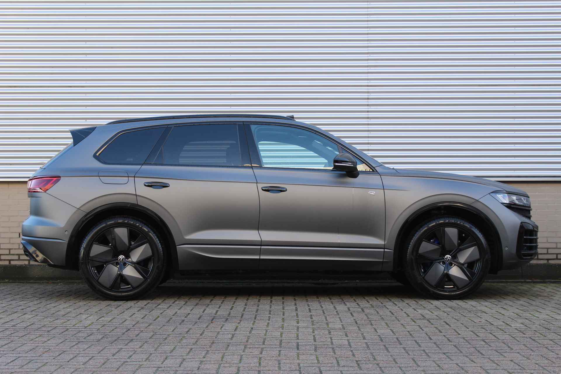 Volkswagen Touareg 3.0 TSi eHybrid 4MOTION R | Luchtvering | Panoramadak | Facelift | Trekhaak | Matrix | Dynaudio - 2/62