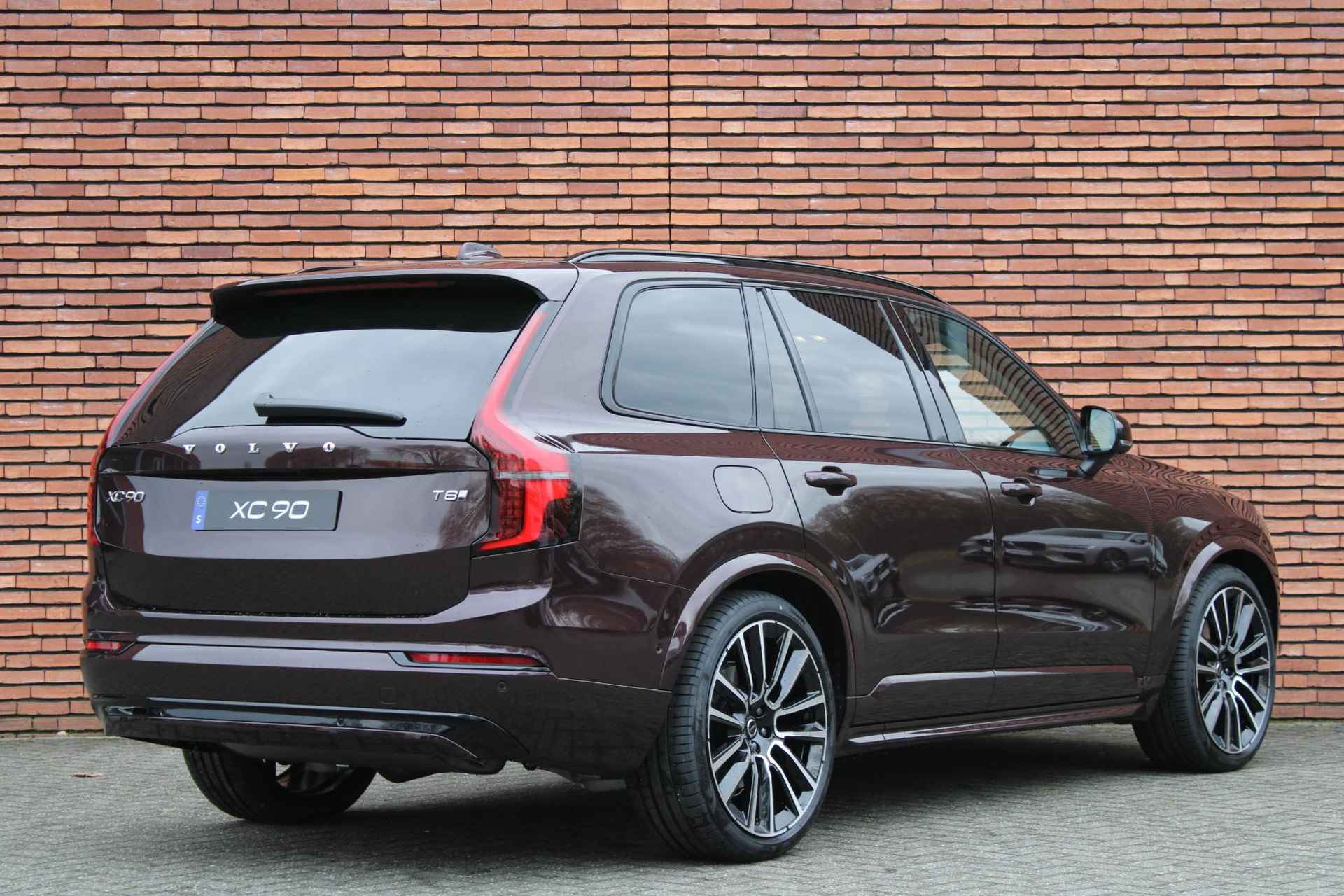 Volvo XC90 T8 Plug-in hybrid AWD Ultra Dark | ***Per direct leverbaar*** |22'' Lichtmetalen velgen | Actieve Luchtvering | Bowers&Wilkins Audiosysteem | Massage functie voorstoelen | Gelamineerde zijruiten rondom | Extra getint glas | Panoramisch dak met schuif- kantel functie | Stuur verwarming | Verwarmbare voor- achter stoelen | - 2/18