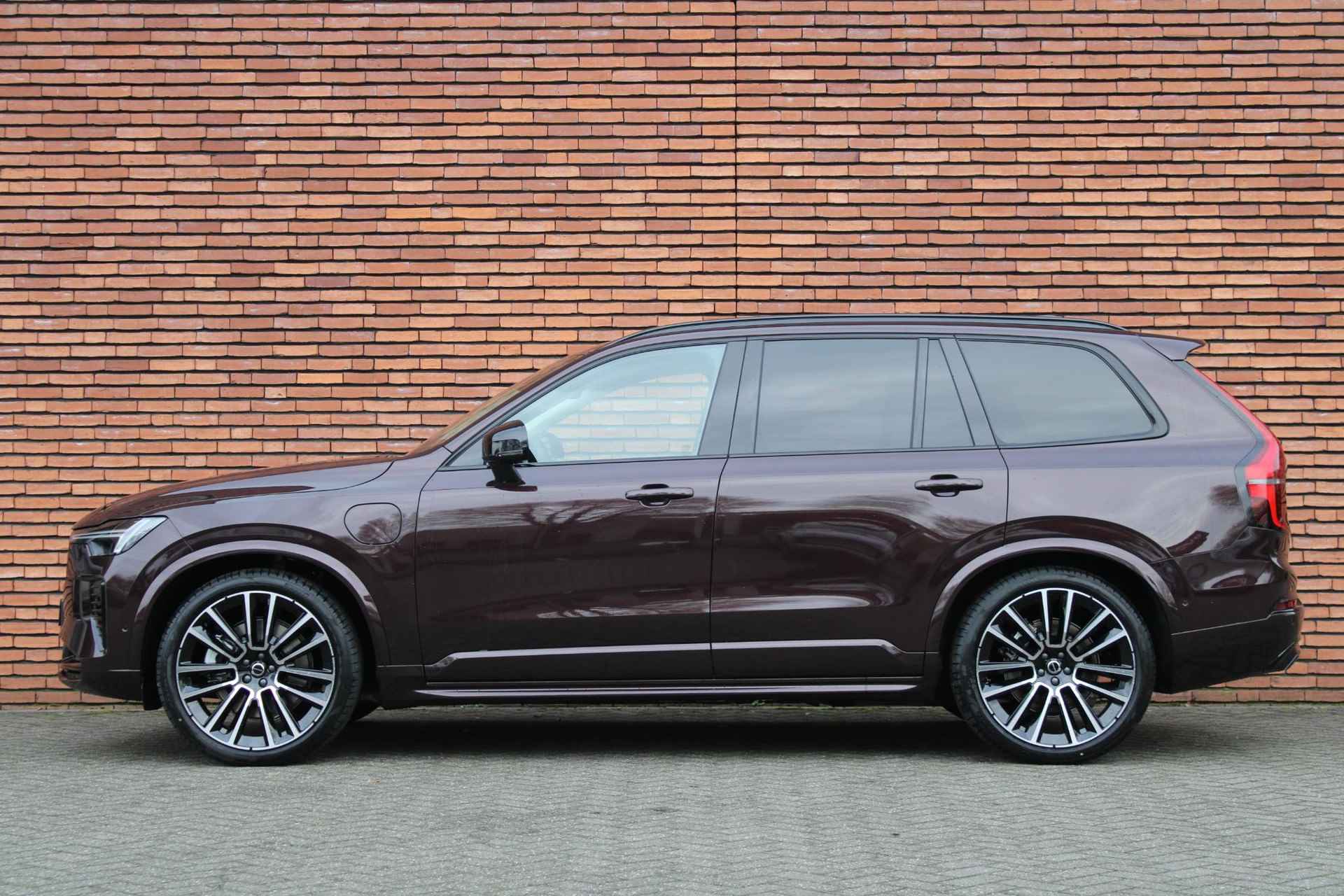 Volvo XC90 T8 Plug-in hybrid AWD Ultra Dark | ***Per direct leverbaar*** |22'' Lichtmetalen velgen | Actieve Luchtvering | Bowers&Wilkins Audiosysteem | Massage functie voorstoelen | Gelamineerde zijruiten rondom | Extra getint glas | Panoramisch dak met schuif- kantel functie | Stuur verwarming | Verwarmbare voor- achter stoelen | - 8/18