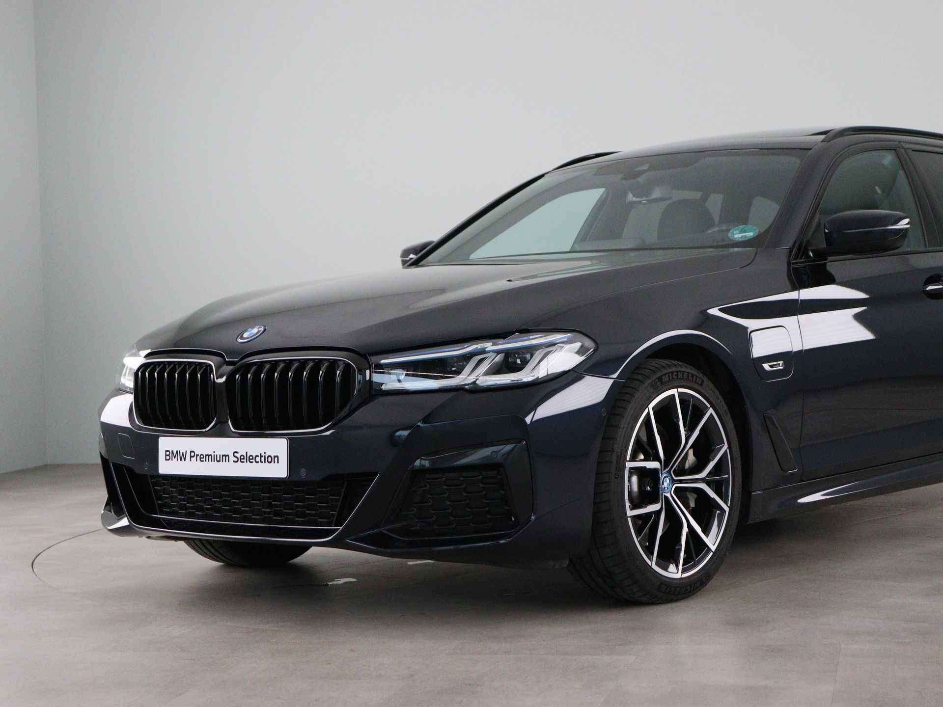 BMW 5 Serie 530e Touring M-Sport - 22/27