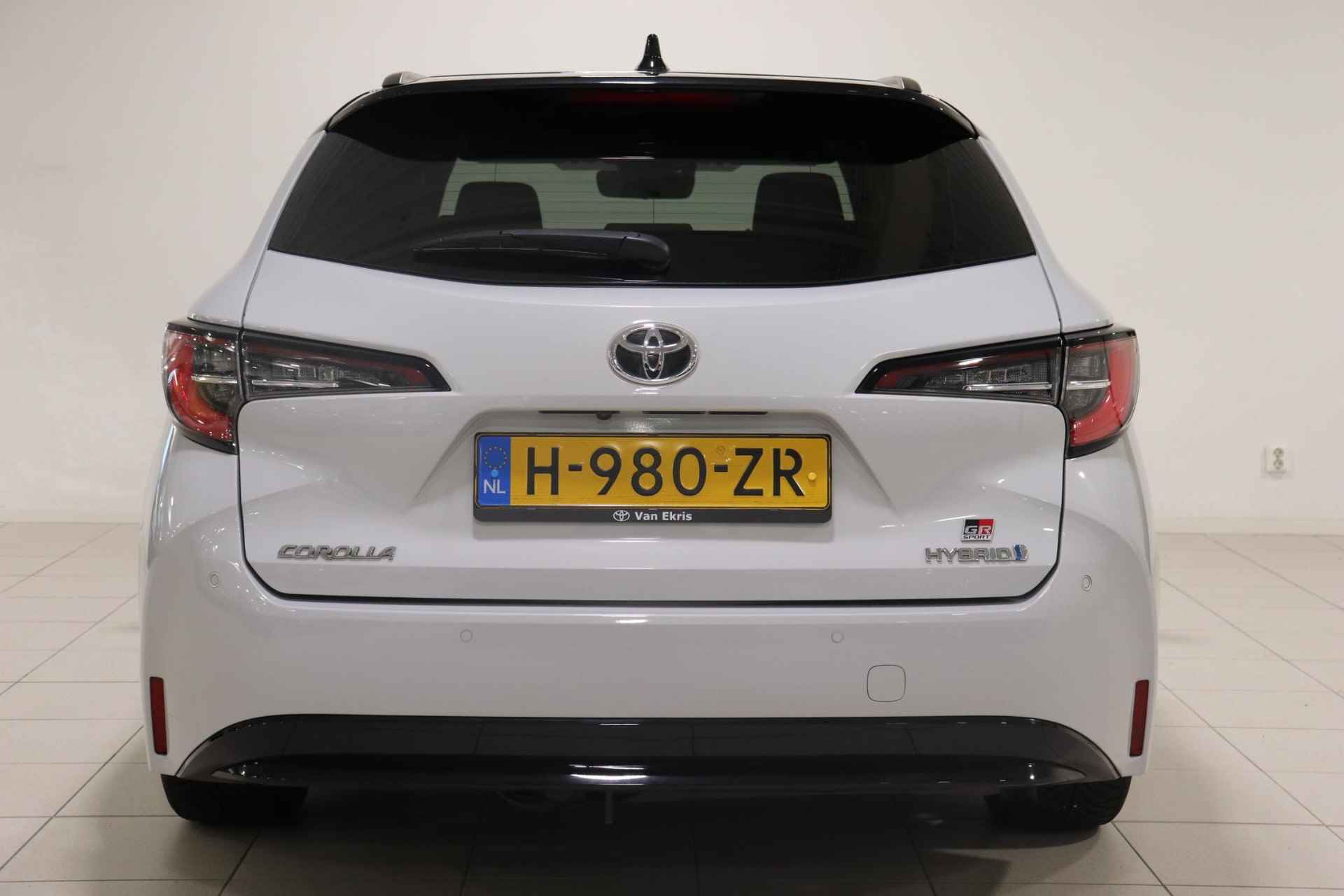 Toyota Corolla Touring Sports 1.8 Hybrid GR-Sport, Stoelverwarming, Trekhaak, Sensoren, All-season banden, Apple Carplay/Android Auto, Cruise & Climate control! - 4/40