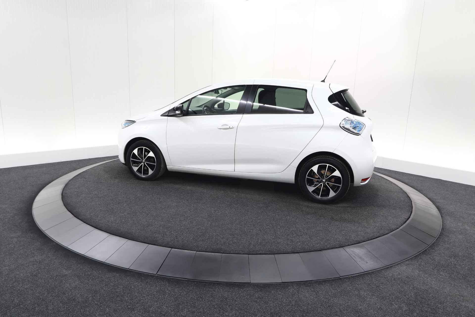 Renault ZOE Q90 Intens Quickcharge 41 kWh | Huuraccu | Parkeersensoren | Navigatie | 16 Inch Velgen - 57/66