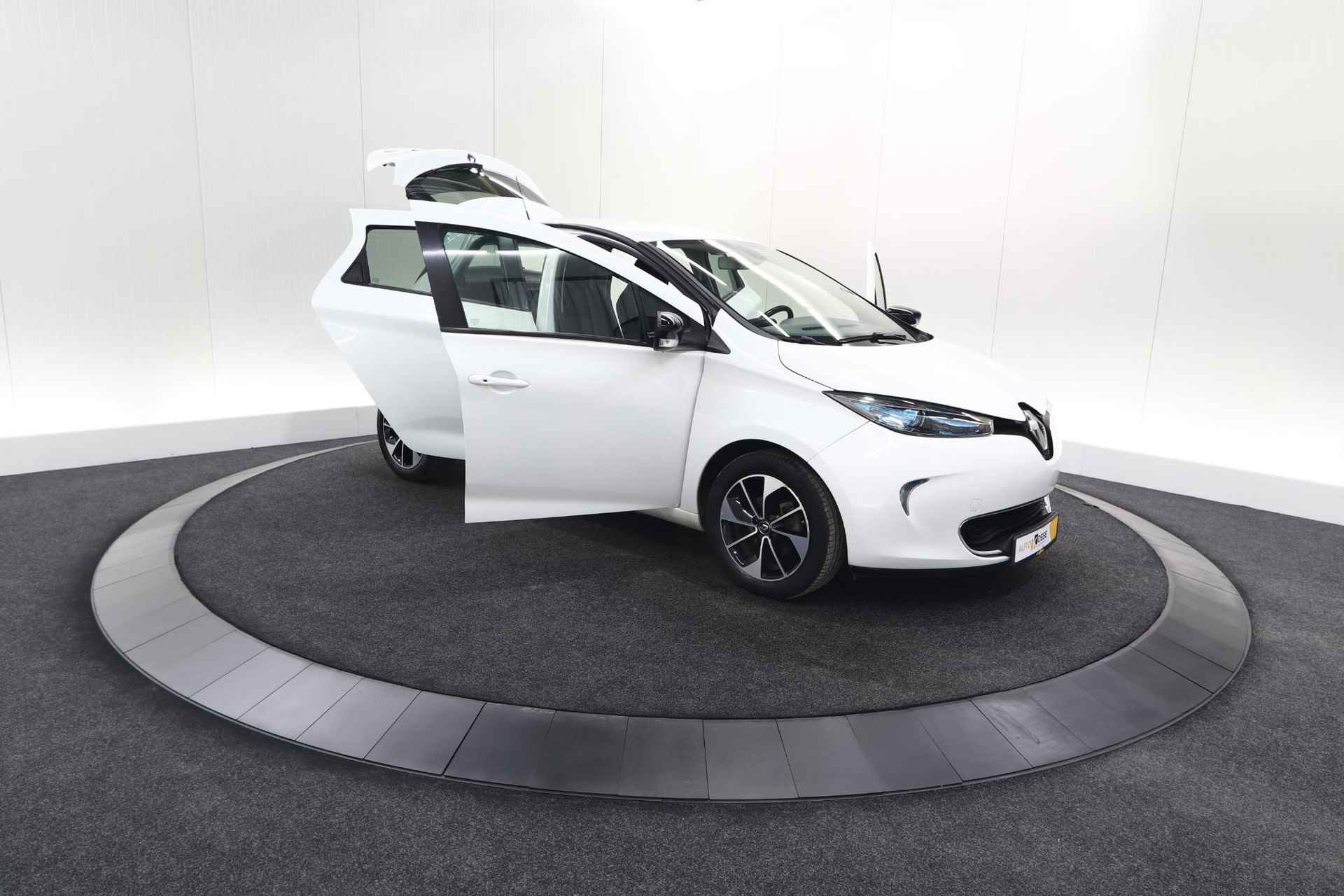 Renault ZOE Q90 Intens Quickcharge 41 kWh | Huuraccu | Parkeersensoren | Navigatie | 16 Inch Velgen - 63/66