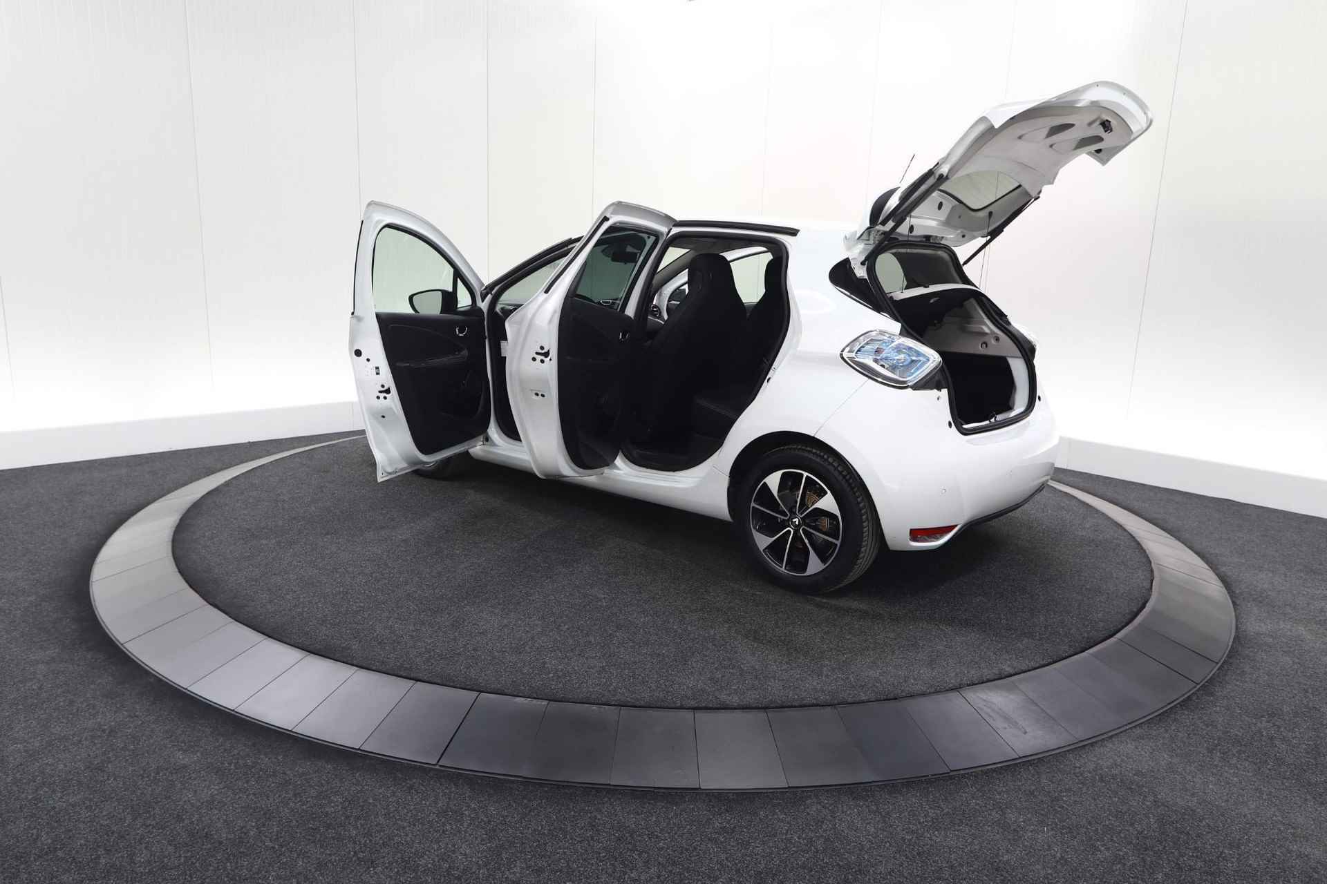 Renault ZOE Q90 Intens Quickcharge 41 kWh | Huuraccu | Parkeersensoren | Navigatie | 16 Inch Velgen - 64/66