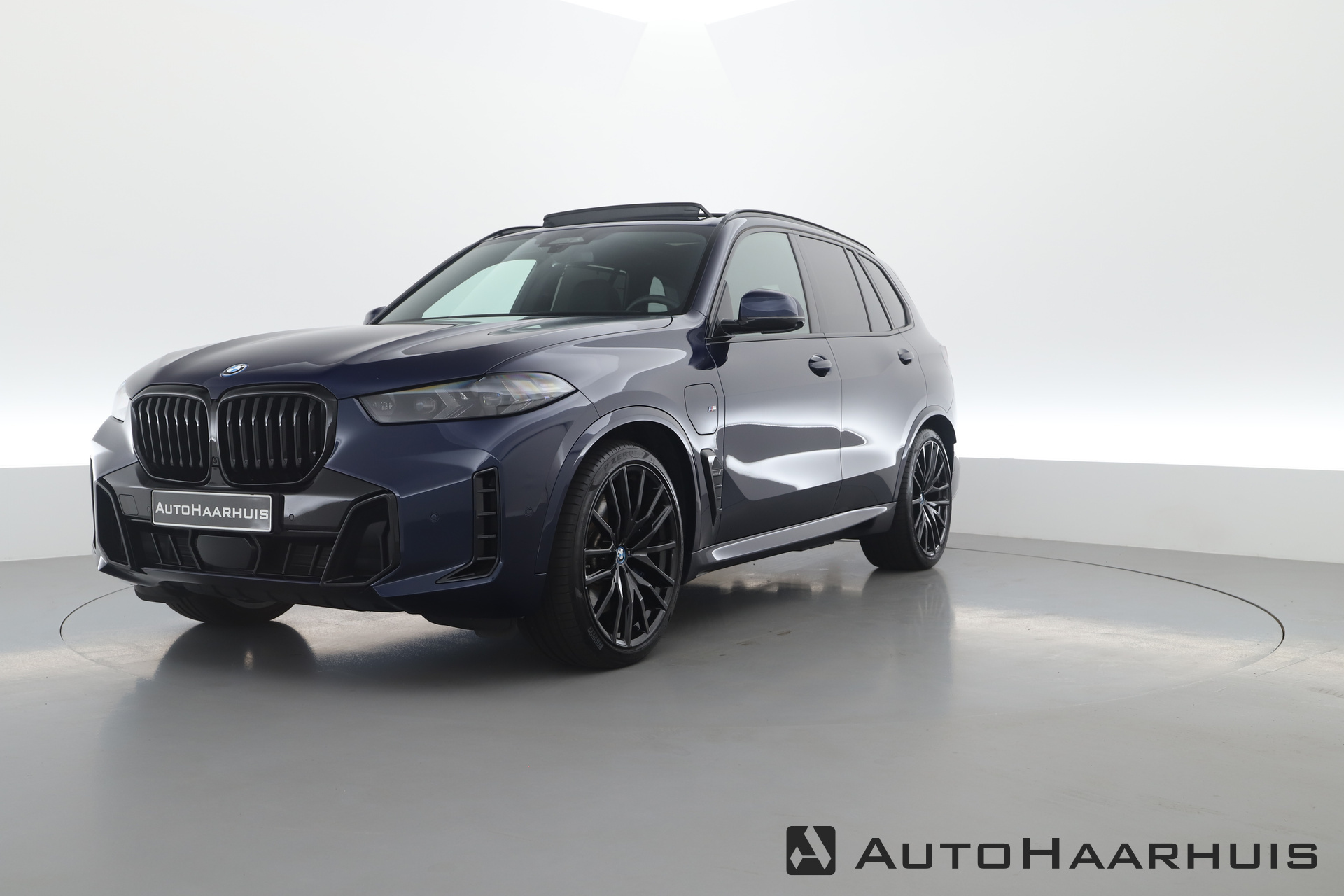 BMW X5 50e M Sportpakket | Pano | HUD | Soft Close | Skylounge | Adapt. Cruise | Stoelventi. | H&K