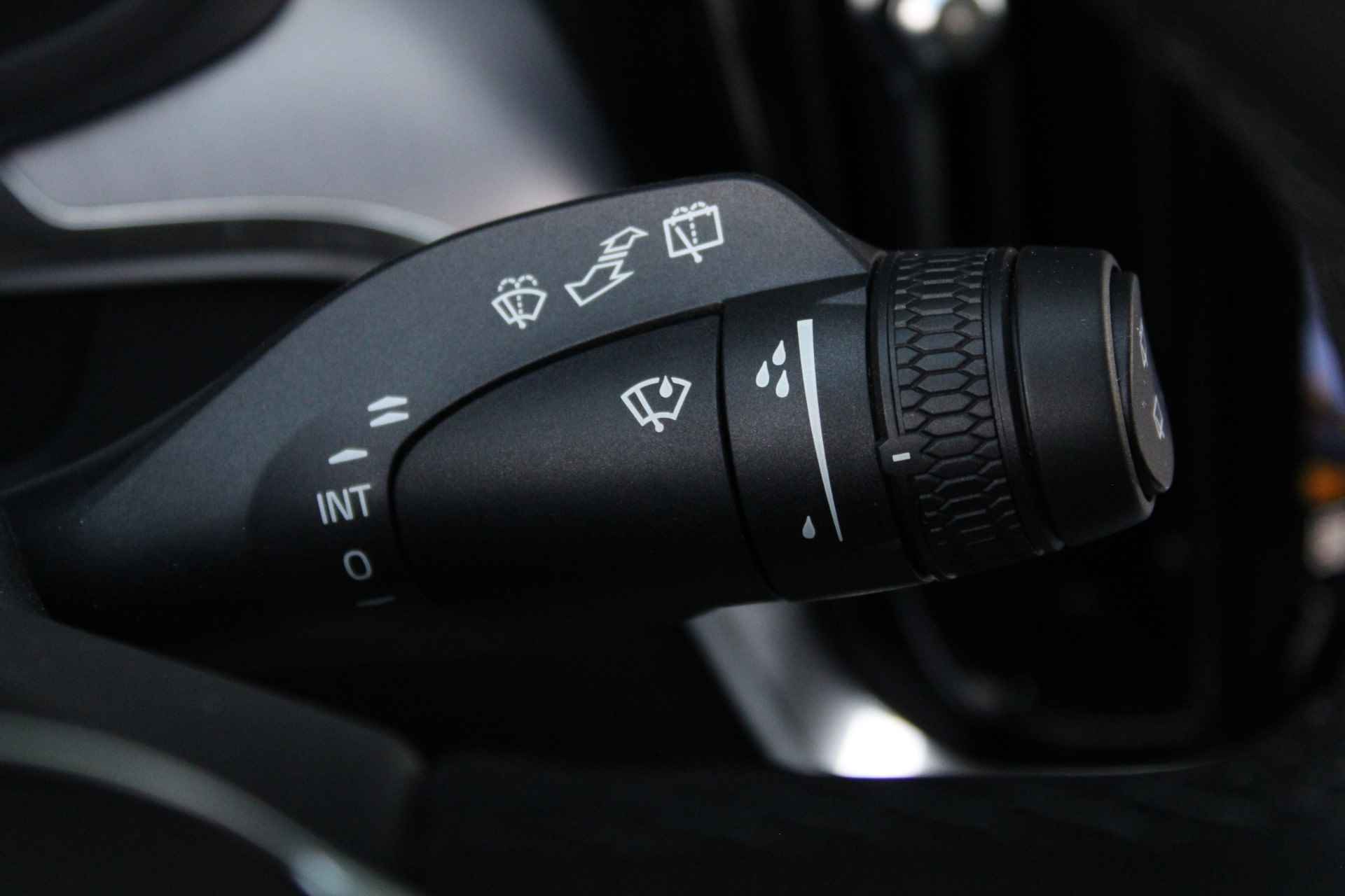 Volvo V60 B4 Core | Facelift | Pilot Assist | BLIS | Stoel- stuurverwarming | Camera | Trekhaak | 18" All Season - 24/46