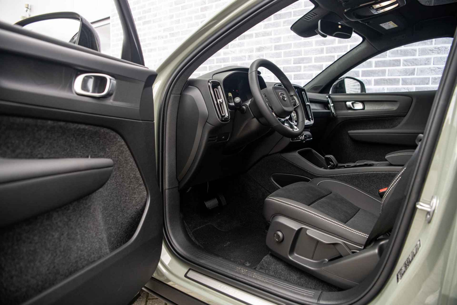 Volvo C40 Single Motor Extended Range Plus 82 kWh | Uit Voorraad Leverbaar | Trekhaak | Nubuck | 19" | Donker Glas | Warmtepomp | - 19/37