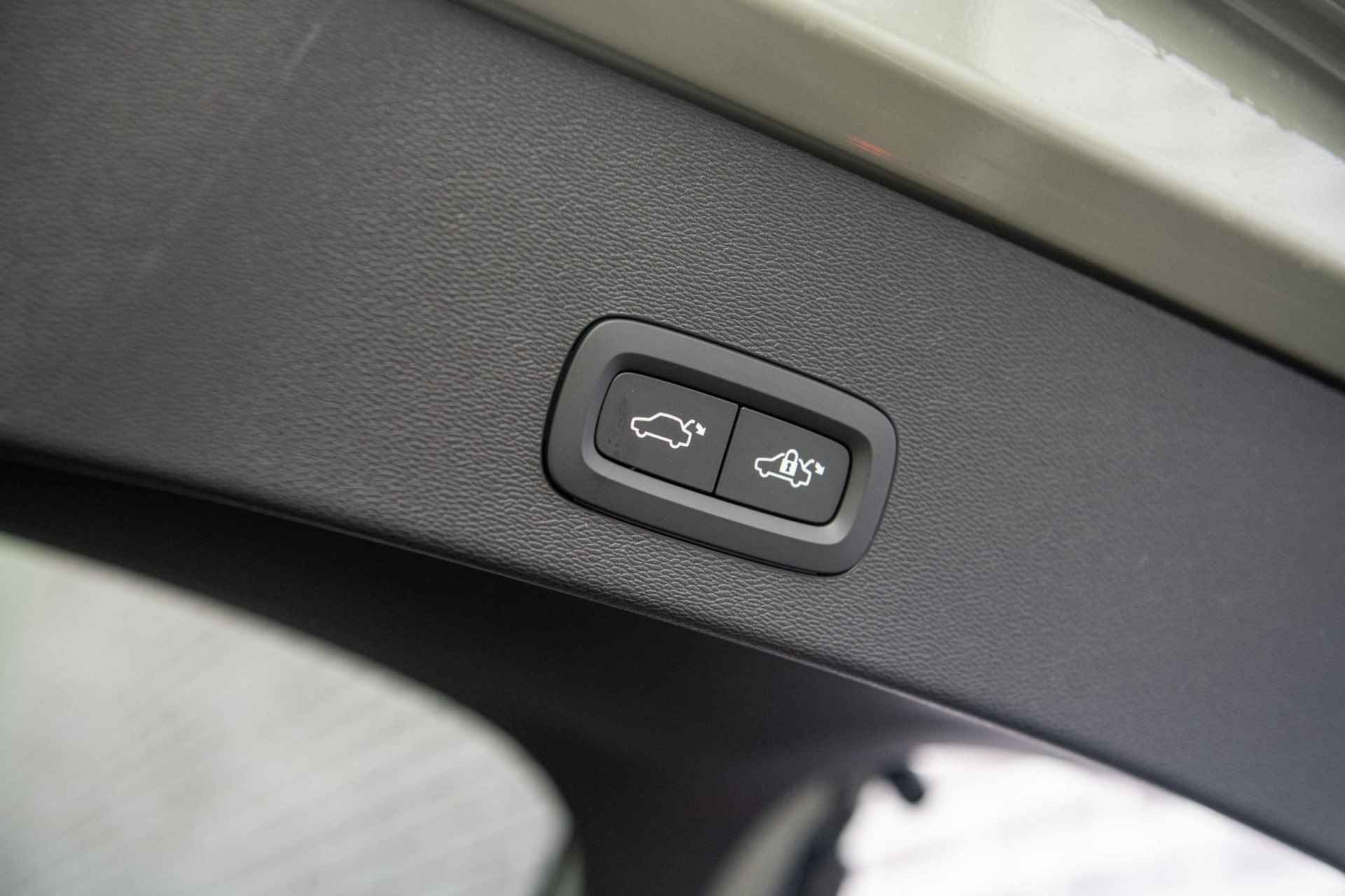 Volvo C40 Single Motor Extended Range Plus 82 kWh | Uit Voorraad Leverbaar | Trekhaak | Nubuck | 19" | Donker Glas | Warmtepomp | - 35/37