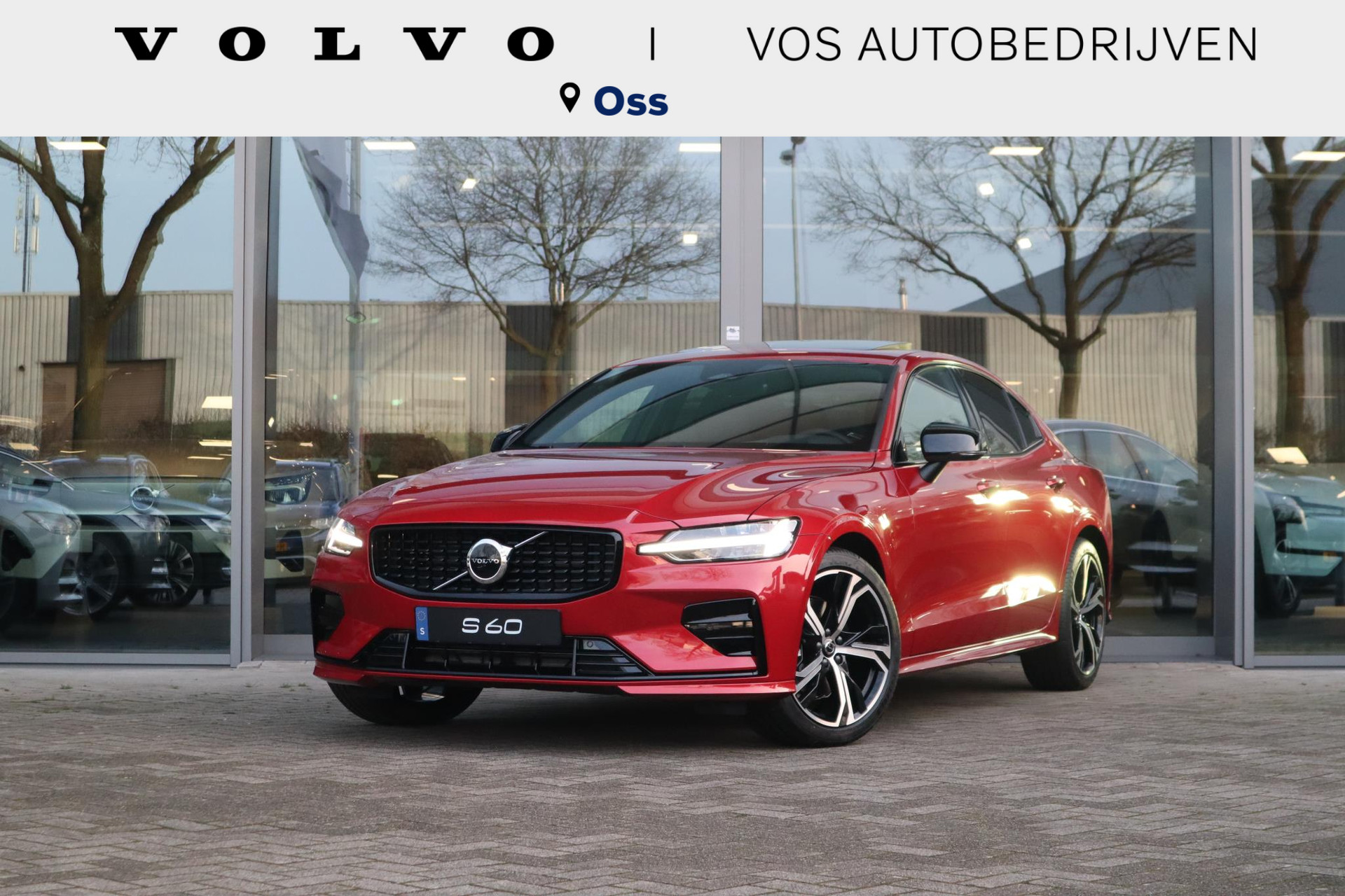 Volvo S60 B4 Plus Dark l Adaptieve Cruise Control met Pilot Assist l Blind Spot Information System l Elektrisch bedienbaar panoramisch schuif-/kanteldak| Elektrisch bedienbare voorstoelen met geheugen l Park Assist voor + achter & camera l Verwarmbare voorstoelen & achterbank l Verwarmbaar stuurwiel l Electronic Climate Control l Draadloos laden telefoon l Google Infotainment System l Keyless Entry l Exterieur Styling set l Apple CarPlay l 19 inch lichtmetalen wielen