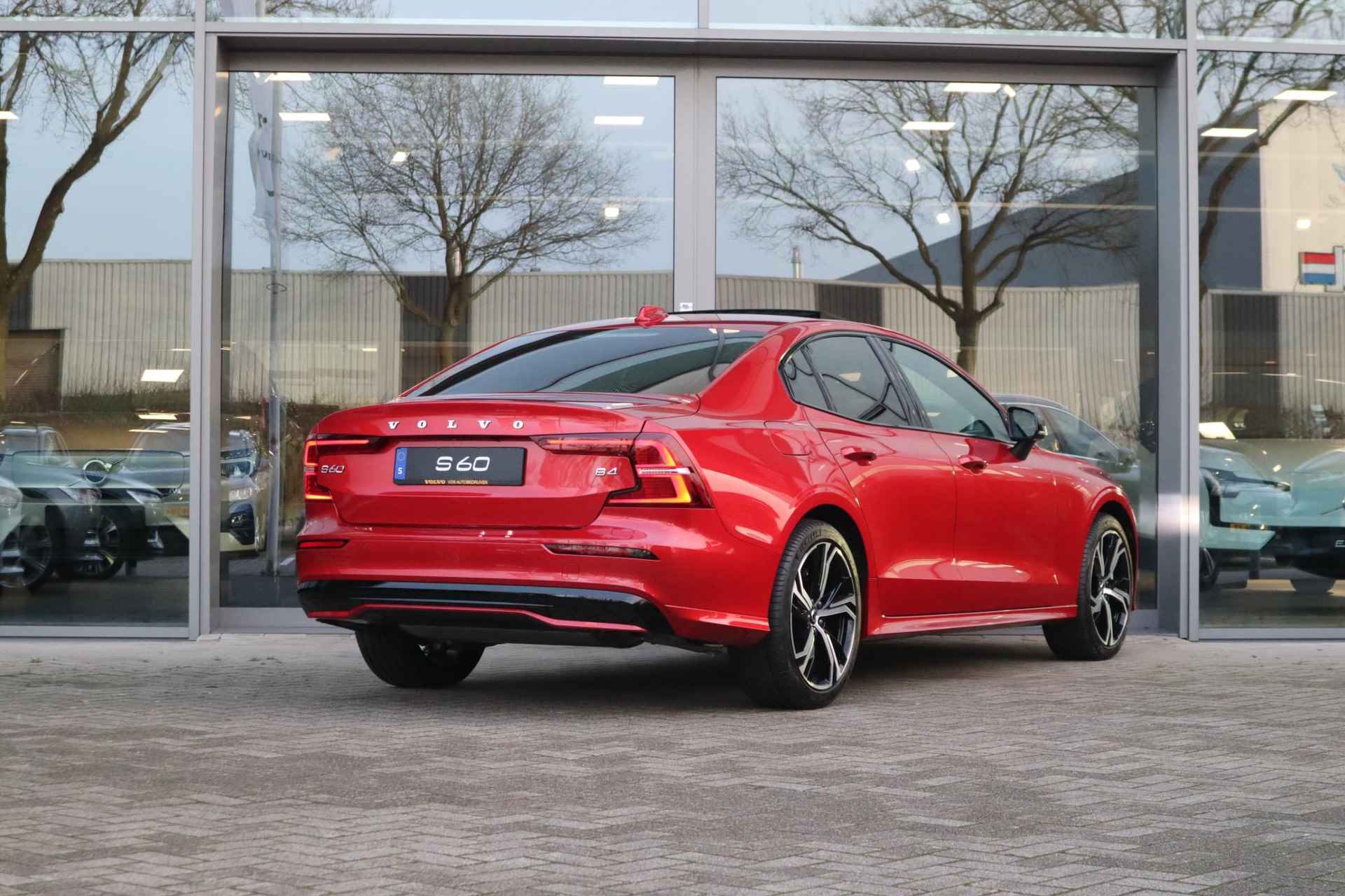 Volvo S60 B4 Plus Dark l Adaptieve Cruise Control met Pilot Assist l Blind Spot Information System l Elektrisch bedienbaar panoramisch schuif-/kanteldak| Elektrisch bedienbare voorstoelen met geheugen l Park Assist voor + achter & camera l Verwarmbare voorstoelen & achterbank l Verwarmbaar stuurwiel l Electronic Climate Control l Draadloos laden telefoon l Google Infotainment System l Keyless Entry l Exterieur Styling set l Apple CarPlay l 19 inch lichtmetalen wielen - 5/34