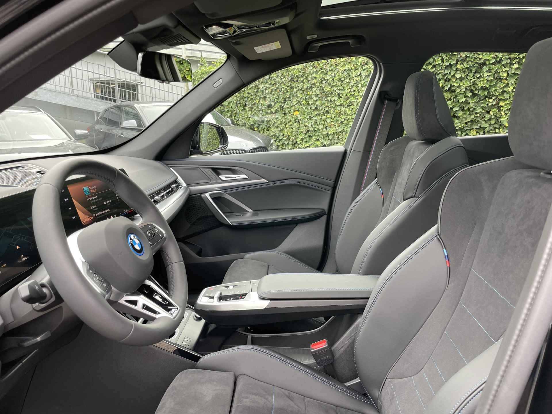 BMW iX1 eDrive20 | M-Sport Pro | 19'' | Panorama | Getint Glas - 9/30