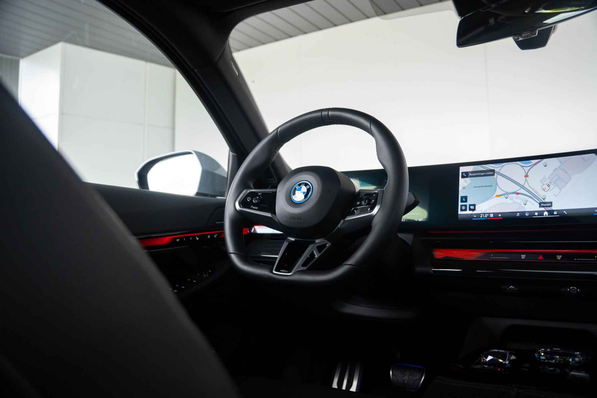 BMW i5 eDrive40 84 kWh / Model M Sport / M Performance / Adaptief onderstel professional / Stoelventilatie / - 82/86