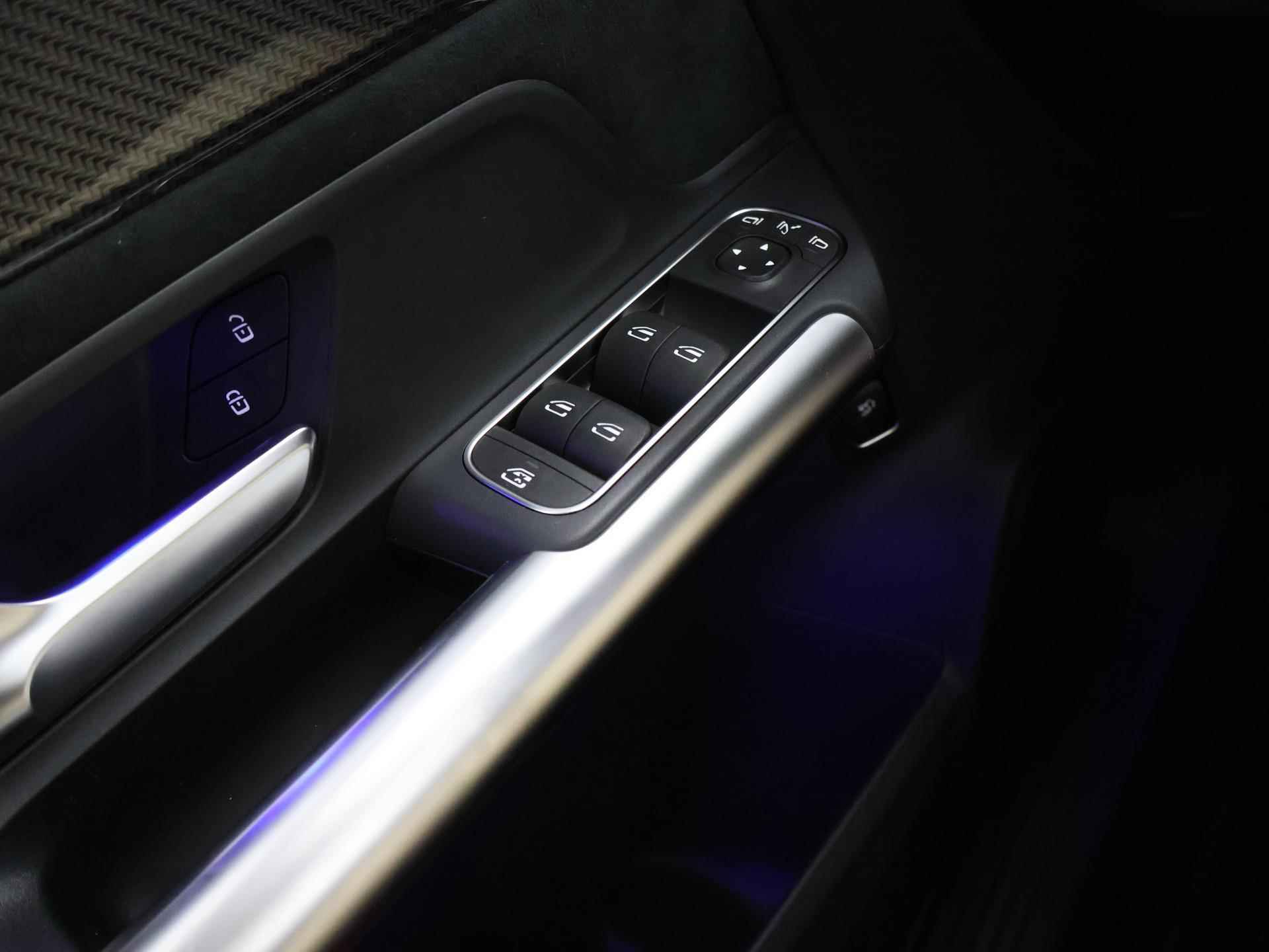 Mercedes-Benz GLA 180 AMG Line | Panorama dak | Night Pakket | 19 inch | Sfeerverlichting | Urban Guard | Multi Beam Led koplampen - 39/47