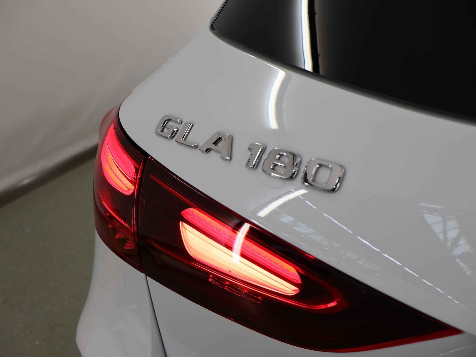 Mercedes-Benz GLA 180 AMG Line | Panorama dak | Night Pakket | 19 inch | Sfeerverlichting | Urban Guard | Multi Beam Led koplampen - 44/47