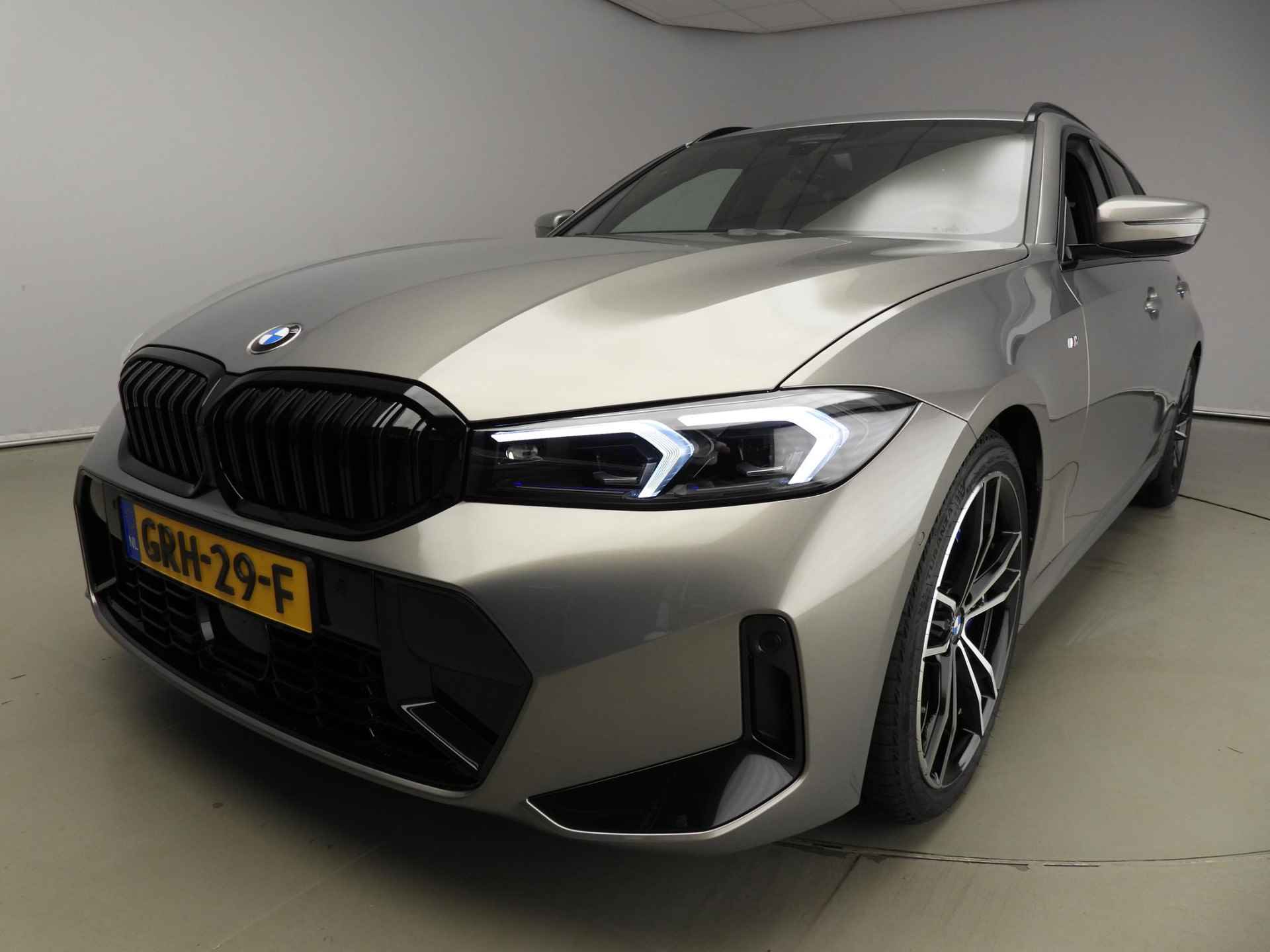 BMW 3 Serie Touring 330d | M-Sportpakket | LED | Leder | HUD | Schuifdak | Trekhaak | Elektr. zetels | DAB | Harman-kardon sound | Alu 19 inch - 55/57