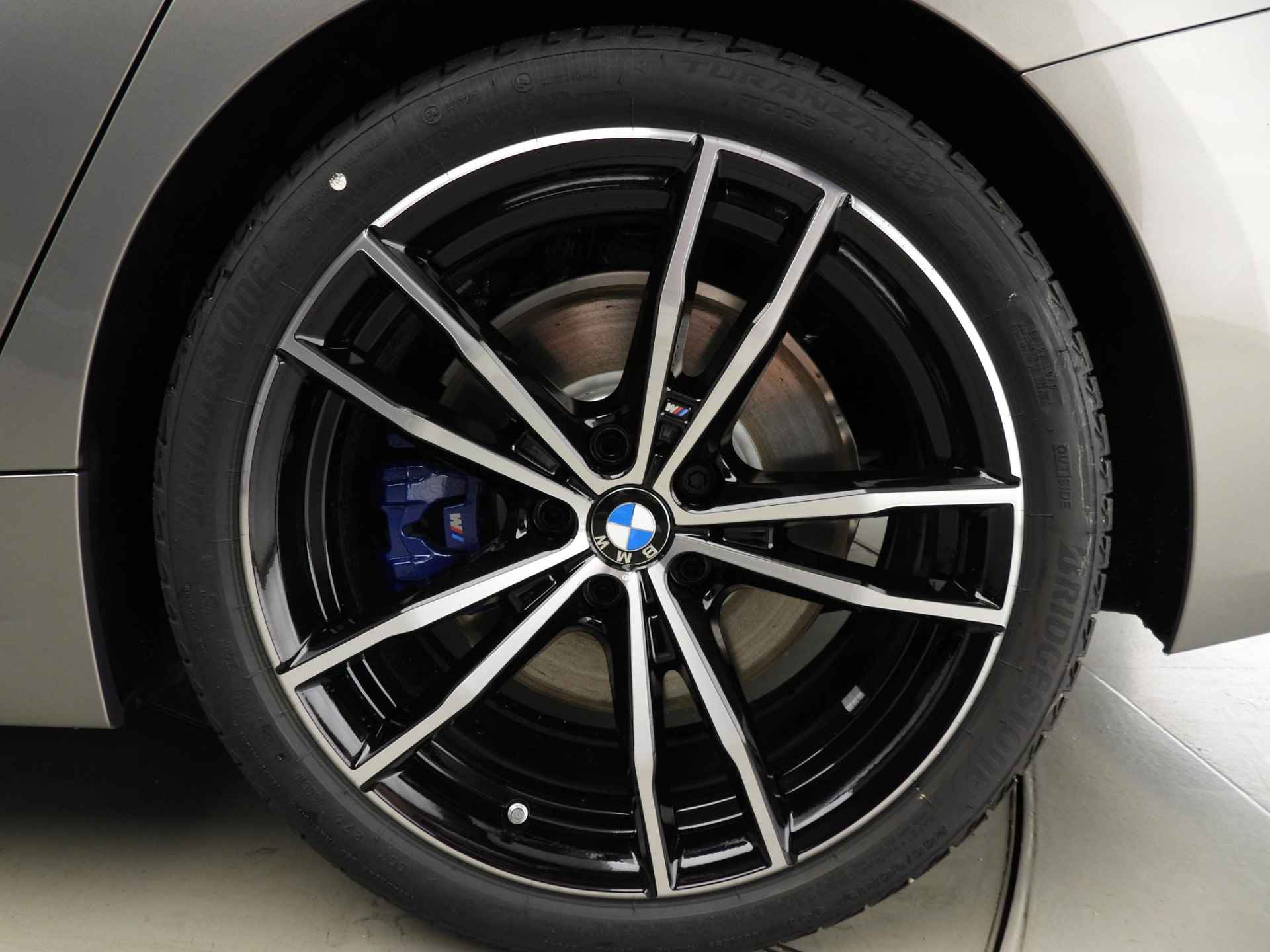 BMW 3 Serie Touring 330d | M-Sportpakket | LED | Leder | HUD | Schuifdak | Trekhaak | Elektr. zetels | DAB | Harman-kardon sound | Alu 19 inch - 57/57