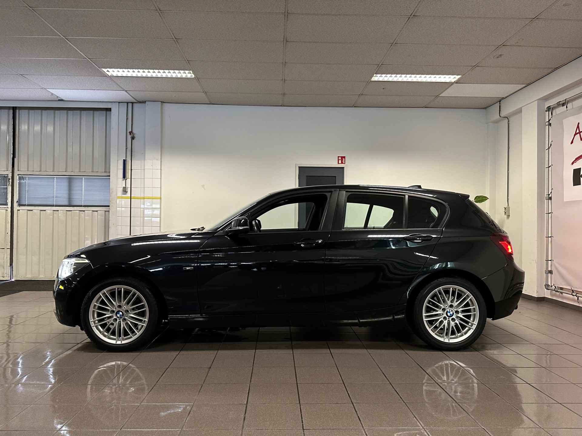 BMW 1-serie 118d High Executive * Automaat / Navigatie / Xenon / NL Auto * - 2/22