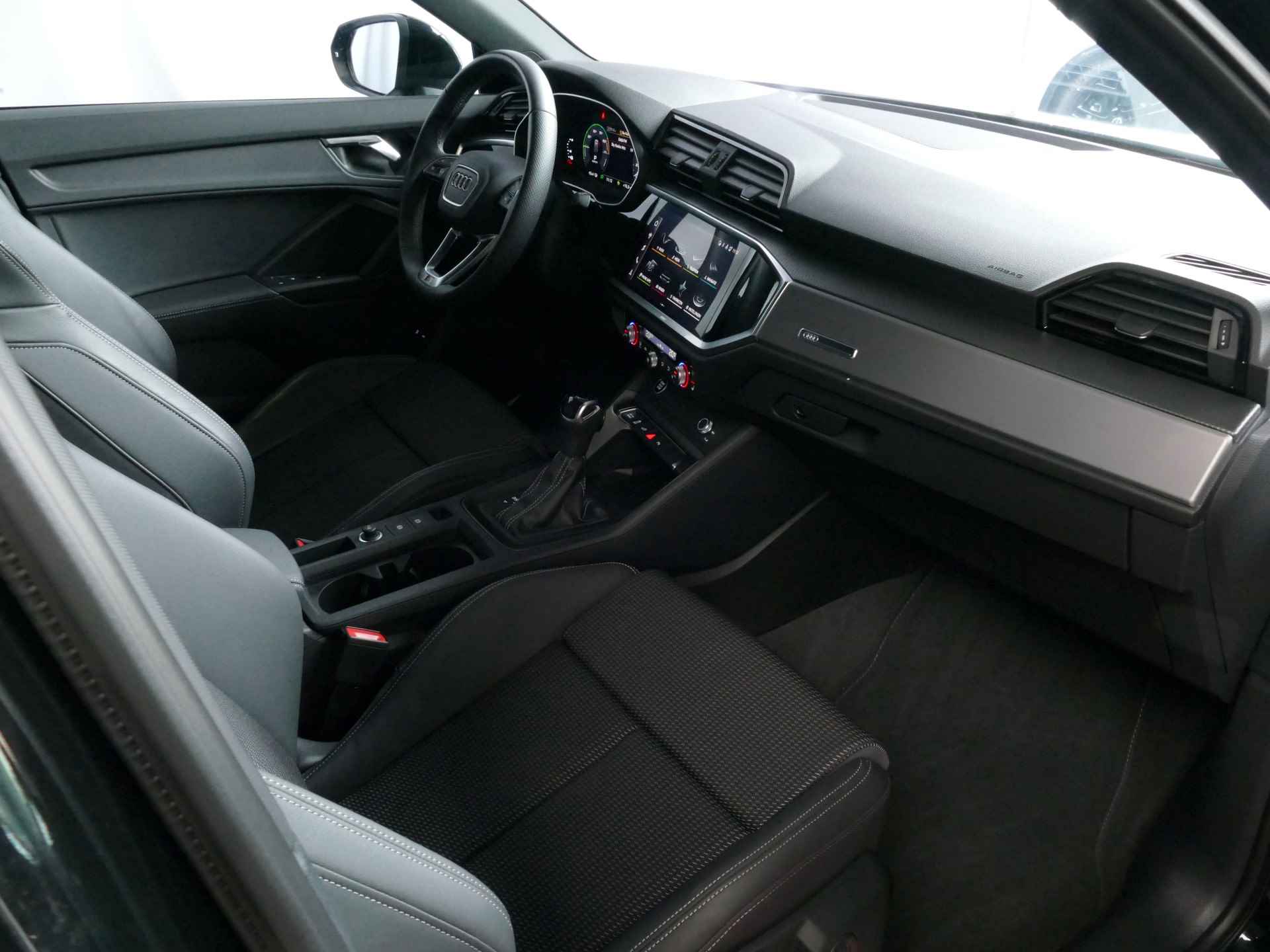 Audi Q3 45 TFSI E 245PK PHEV S-LINE CARPLAY NAVI ELEK.KLEP 2X S-LINE.SPORTSTOELEN VIR.COCKPIT ADAP.CRUISE STOELVERW. 11/2023 PHEV PLUG IN HYBRID - 25/75