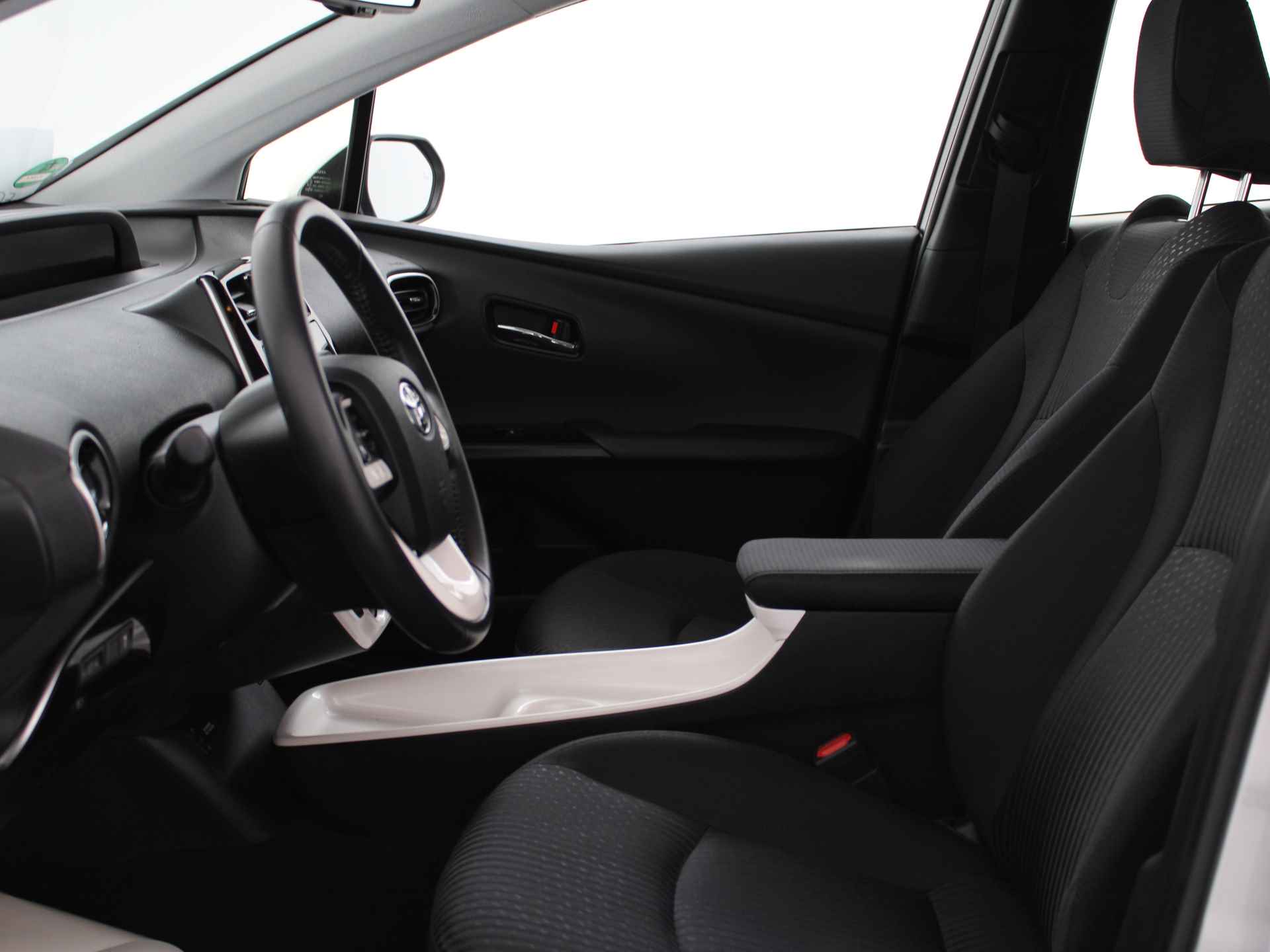 Toyota Prius 1.8 Dynamic | Navigatie | Adaptive Cruise Control | Climate Control | Trekhaak | - 19/49