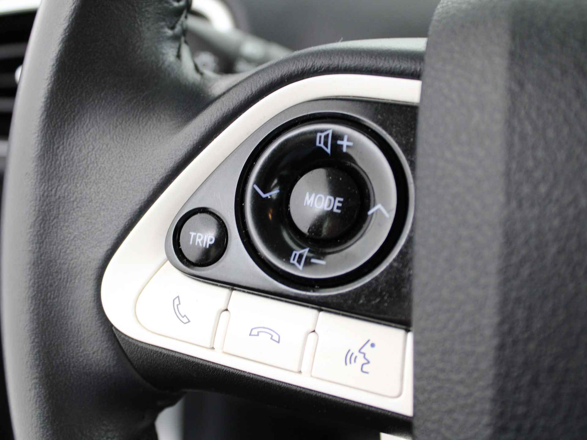 Toyota Prius 1.8 Dynamic | Navigatie | Adaptive Cruise Control | Climate Control | Trekhaak | - 21/49