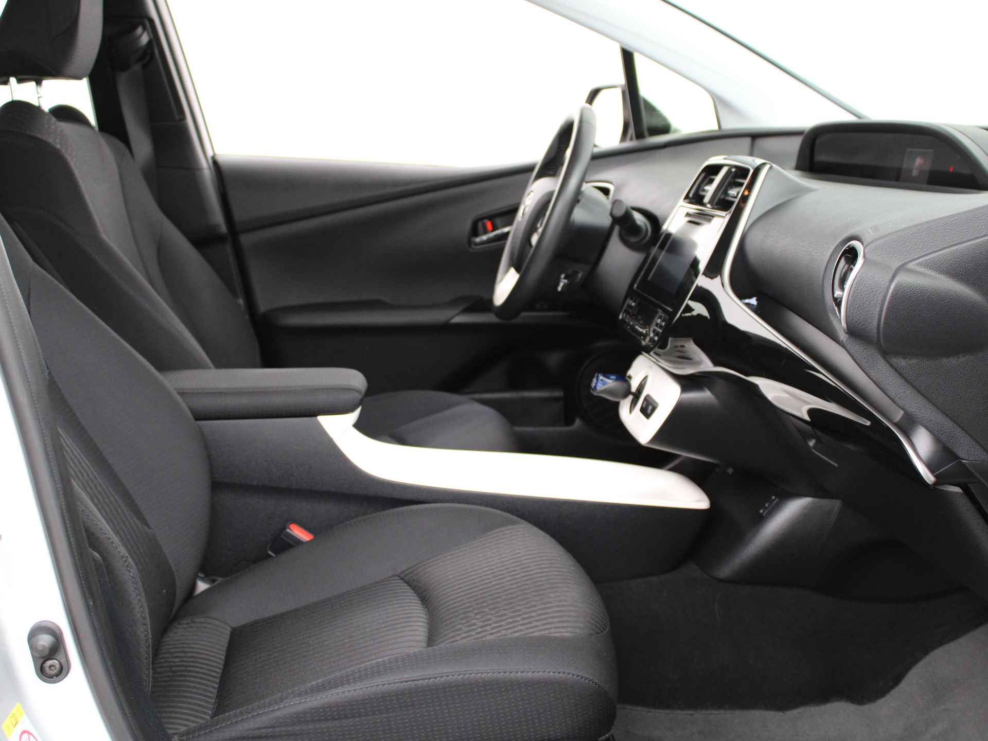 Toyota Prius 1.8 Dynamic | Navigatie | Adaptive Cruise Control | Climate Control | Trekhaak | - 31/49