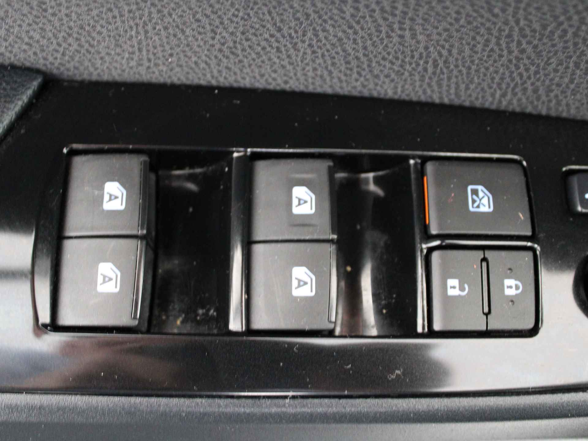 Toyota Prius 1.8 Dynamic | Navigatie | Adaptive Cruise Control | Climate Control | Trekhaak | - 34/49