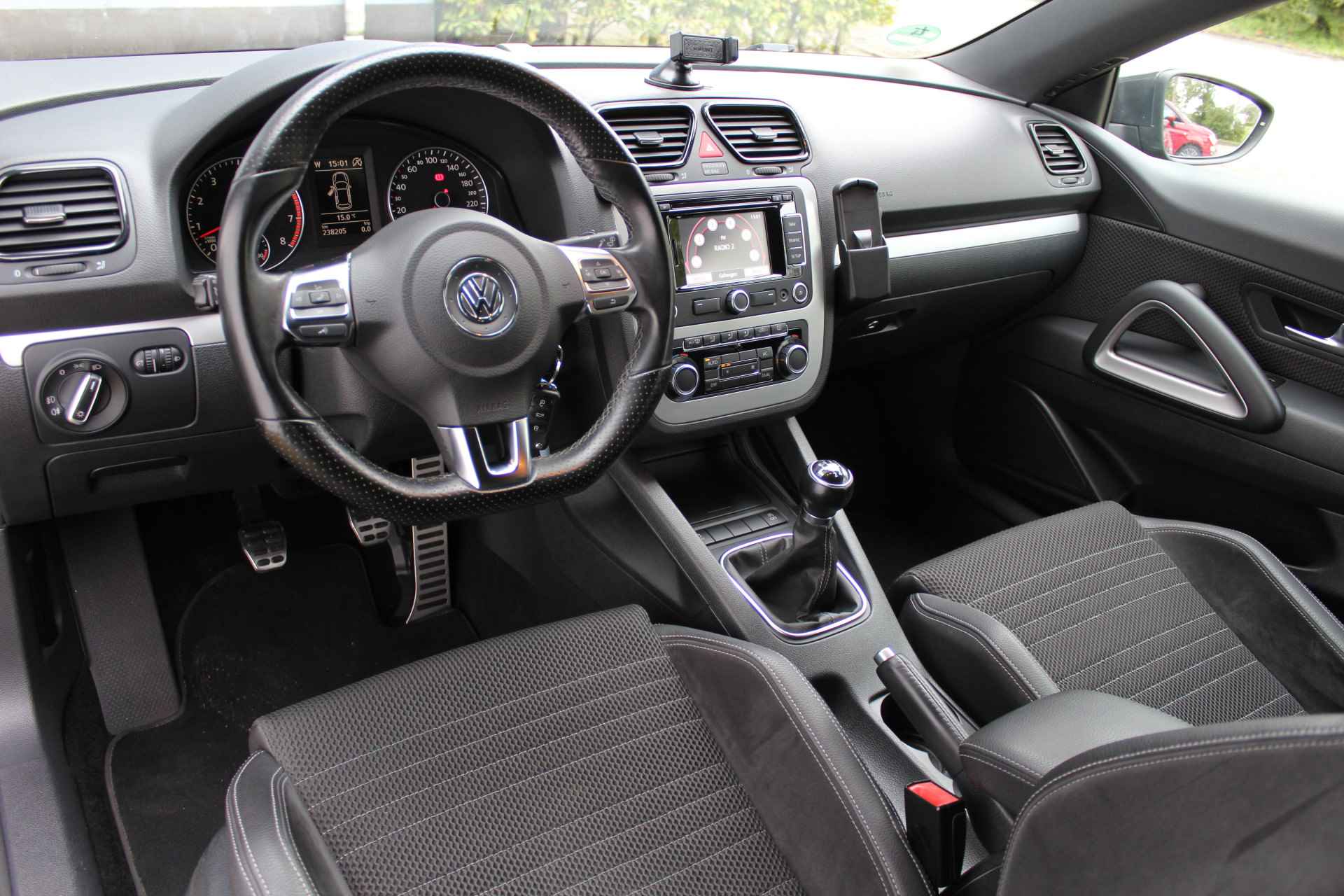 Volkswagen Scirocco 1.4 TSI Highline | Cruise controle | Parkeersensoren achter | Climate controle | Navigatie | Half leder/stoffen bekleding | 17 Inch LMV | Zwarte hemelbekleding | Origineel NL auto | NAP | - 25/56