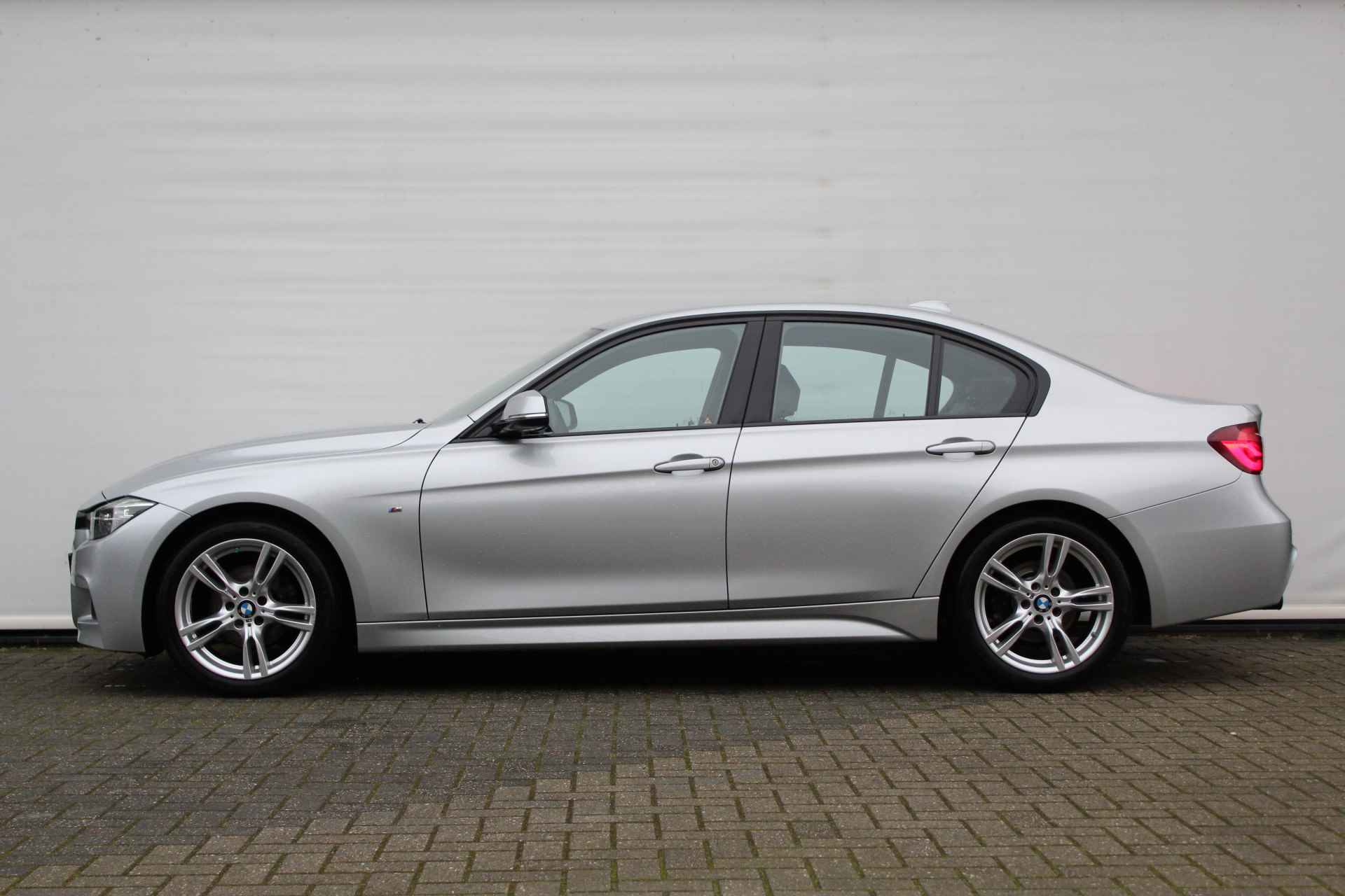 BMW 3 Serie 318i Executive M Sport Automaat / Sportstoelen / LED / Navigatie Professional / M Sportonderstel / Stoelverwarming / Leder - 3/31