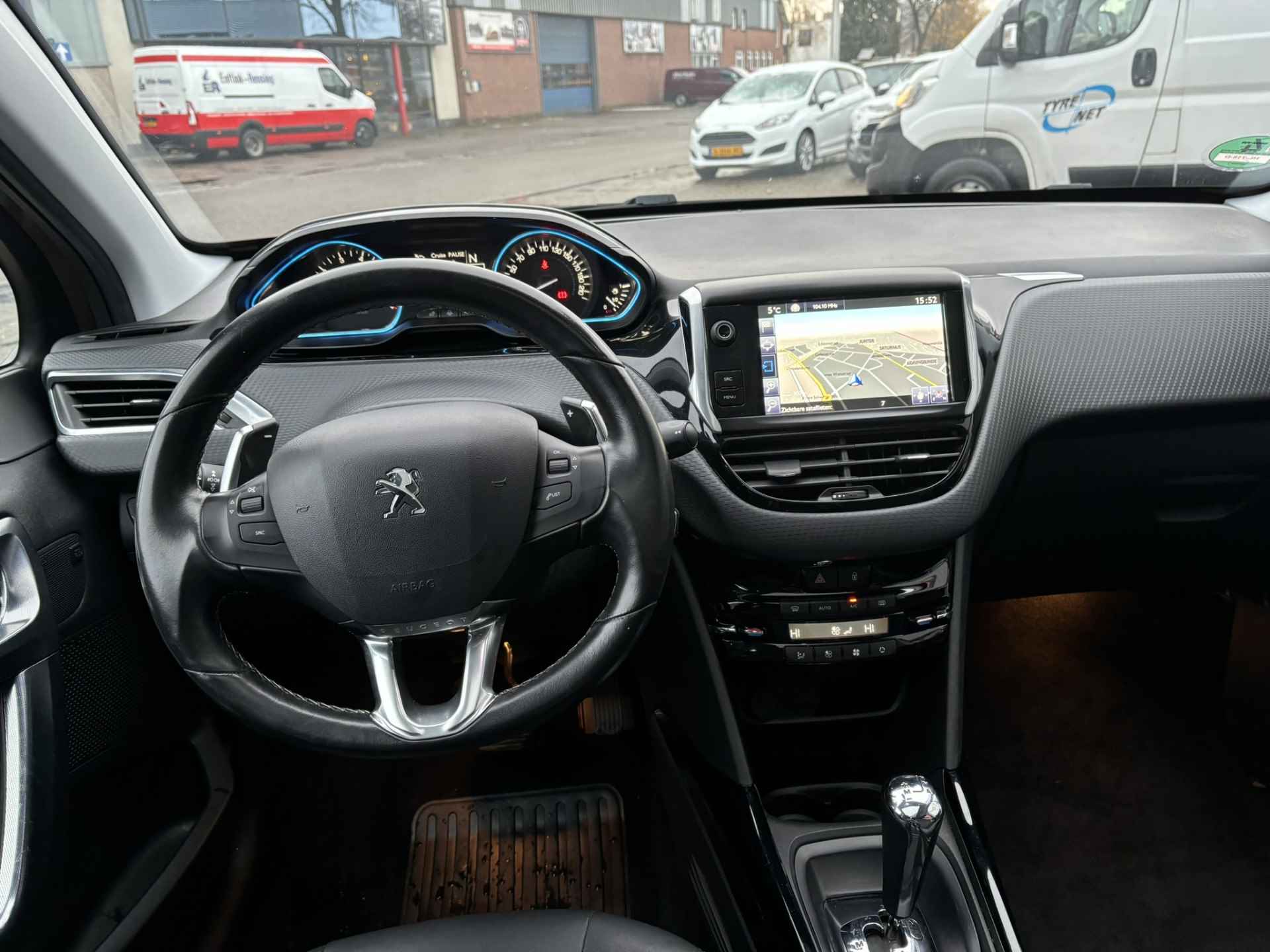 Peugeot 2008 1.2 PureTech Allure Automaat / Panoramadak / Airco / Navi / Parkeersensoren v+a / Trekhaak - 3/32