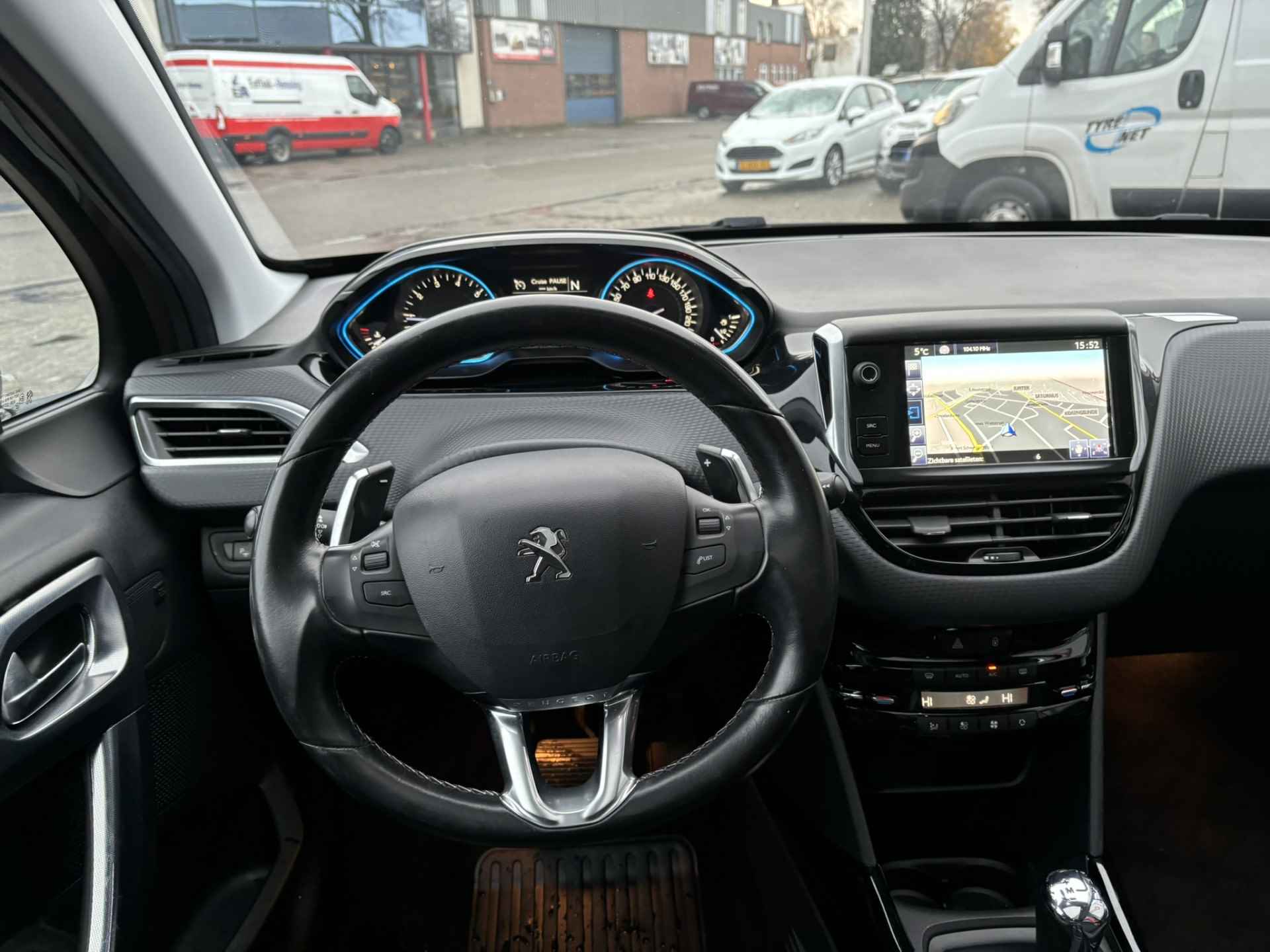 Peugeot 2008 1.2 PureTech Allure Automaat / Panoramadak / Airco / Navi / Parkeersensoren v+a / Trekhaak - 8/32