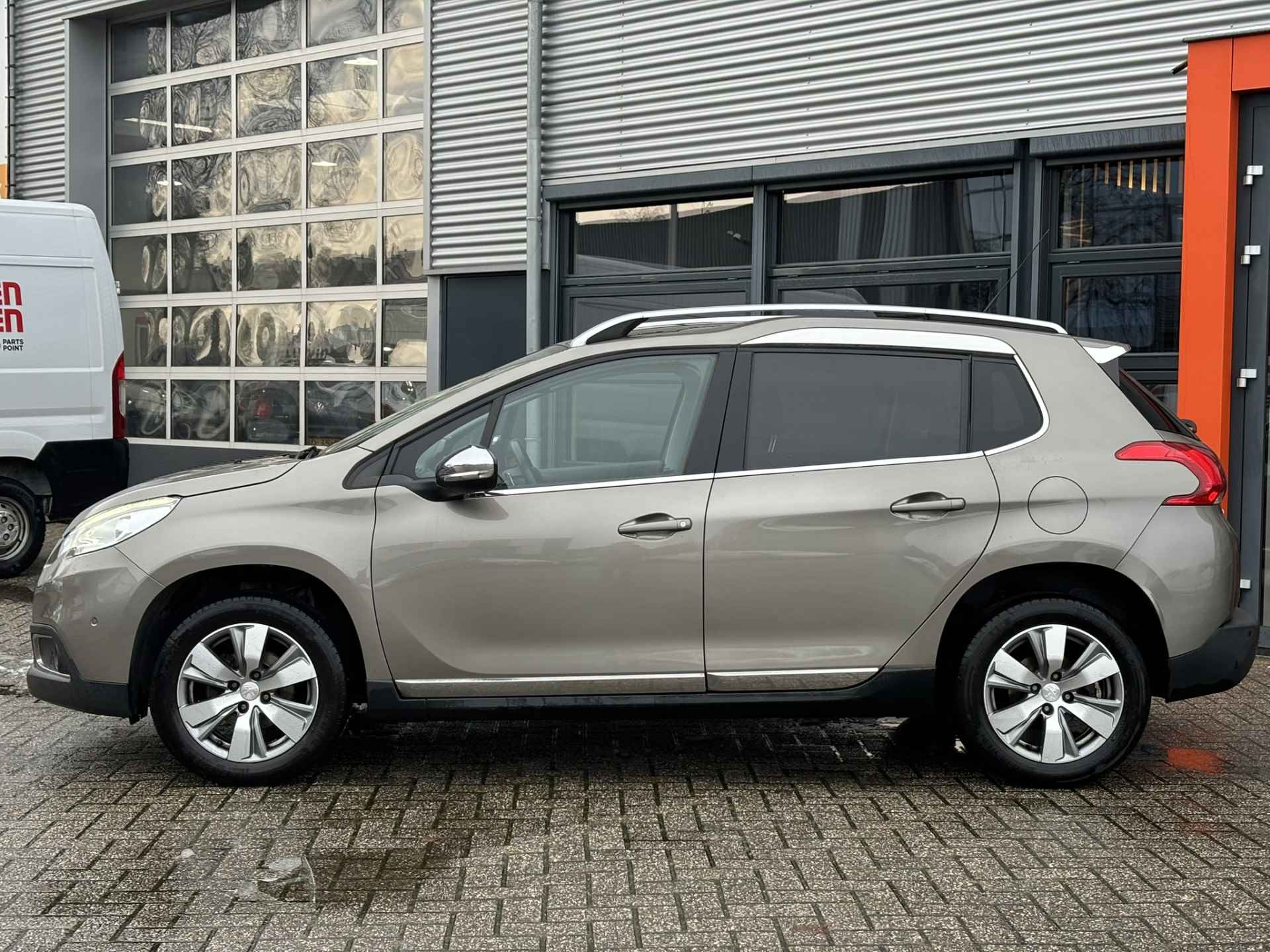 Peugeot 2008 1.2 PureTech Allure Automaat / Panoramadak / Airco / Navi / Parkeersensoren v+a / Trekhaak - 9/32