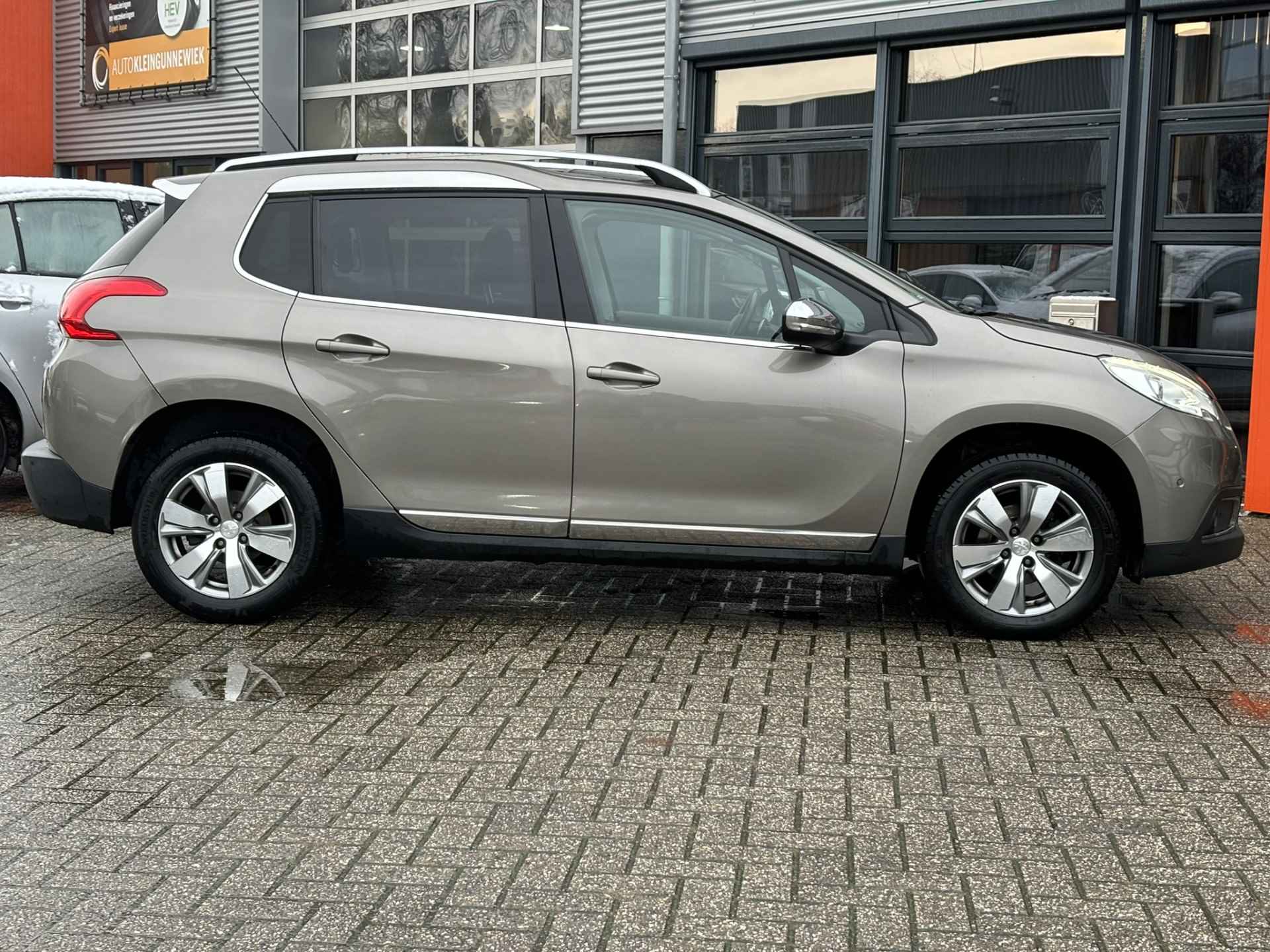 Peugeot 2008 1.2 PureTech Allure Automaat / Panoramadak / Airco / Navi / Parkeersensoren v+a / Trekhaak - 10/32