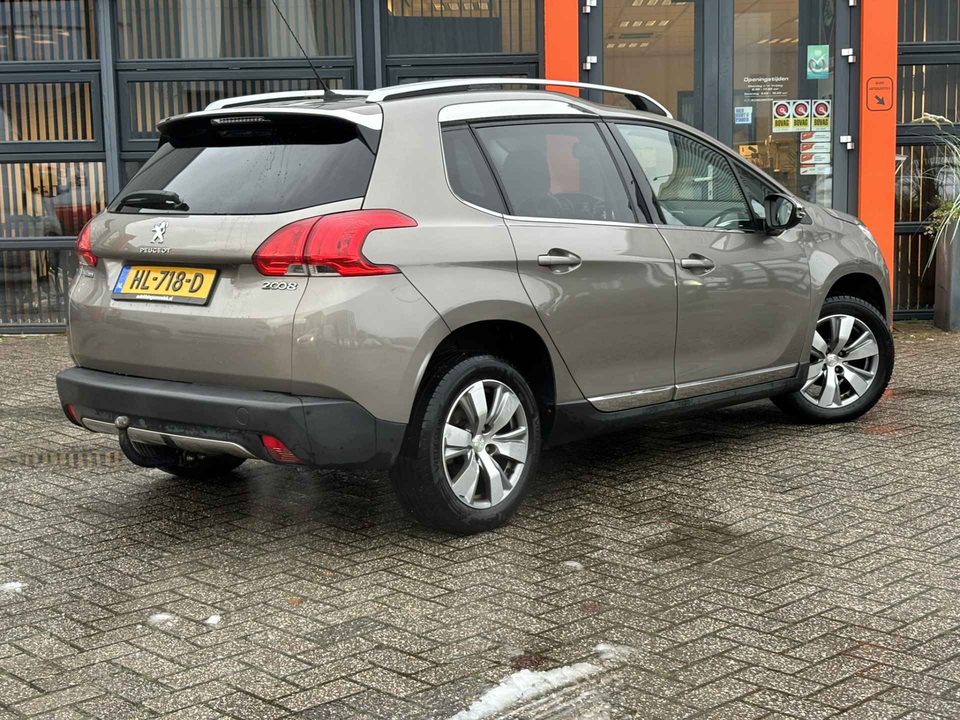 Peugeot 2008 1.2 PureTech Allure Automaat / Panoramadak / Airco / Navi / Parkeersensoren v+a / Trekhaak - 17/32