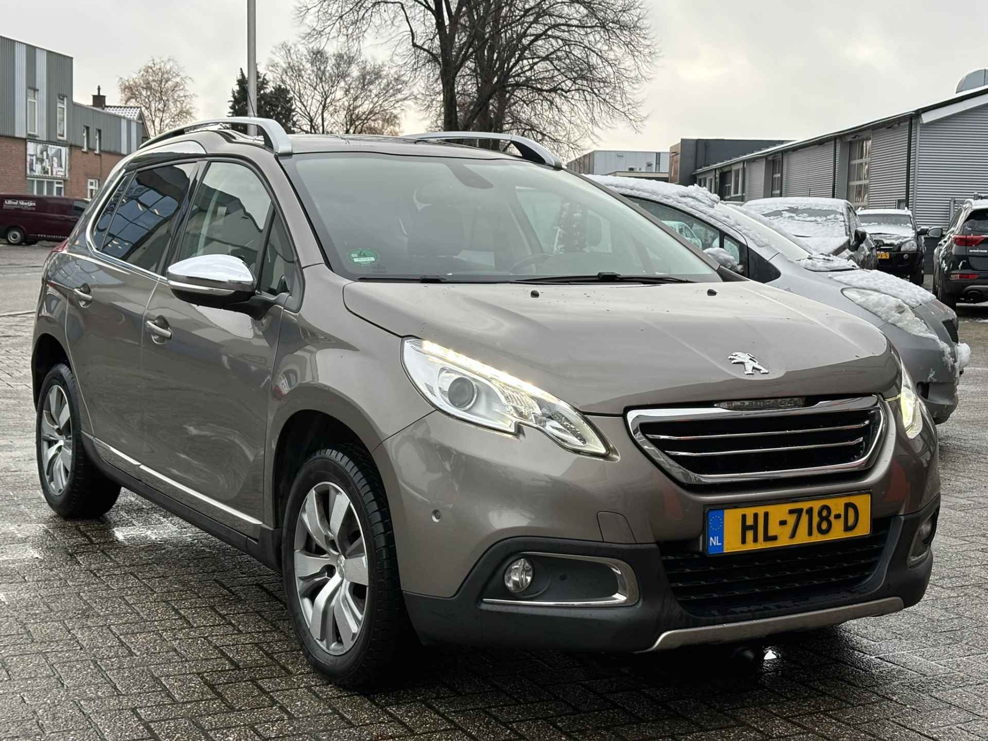 Peugeot 2008 1.2 PureTech Allure Automaat / Panoramadak / Airco / Navi / Parkeersensoren v+a / Trekhaak - 18/32