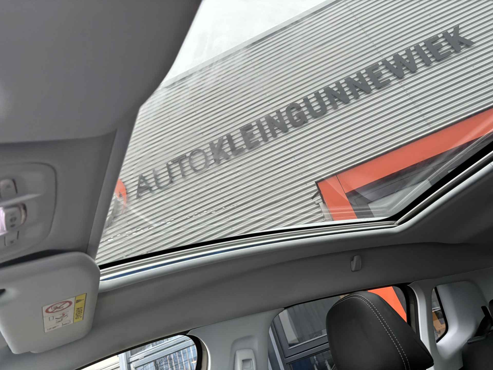 Peugeot 2008 1.2 PureTech Allure Automaat / Panoramadak / Airco / Navi / Parkeersensoren v+a / Trekhaak - 27/32