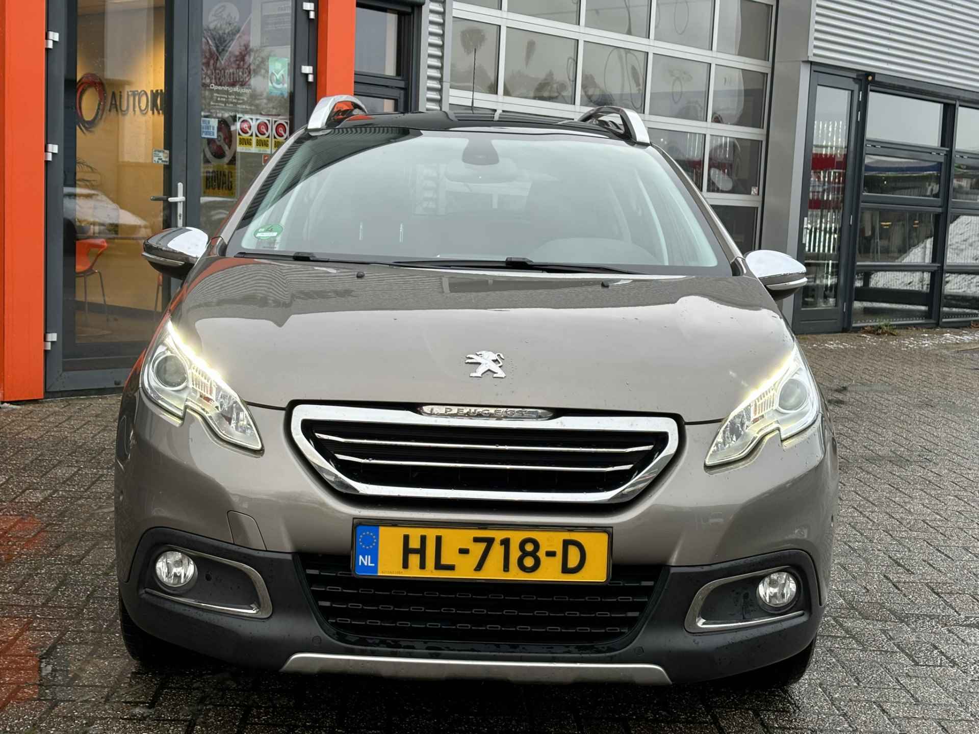 Peugeot 2008 1.2 PureTech Allure Automaat / Panoramadak / Airco / Navi / Parkeersensoren v+a / Trekhaak - 29/32