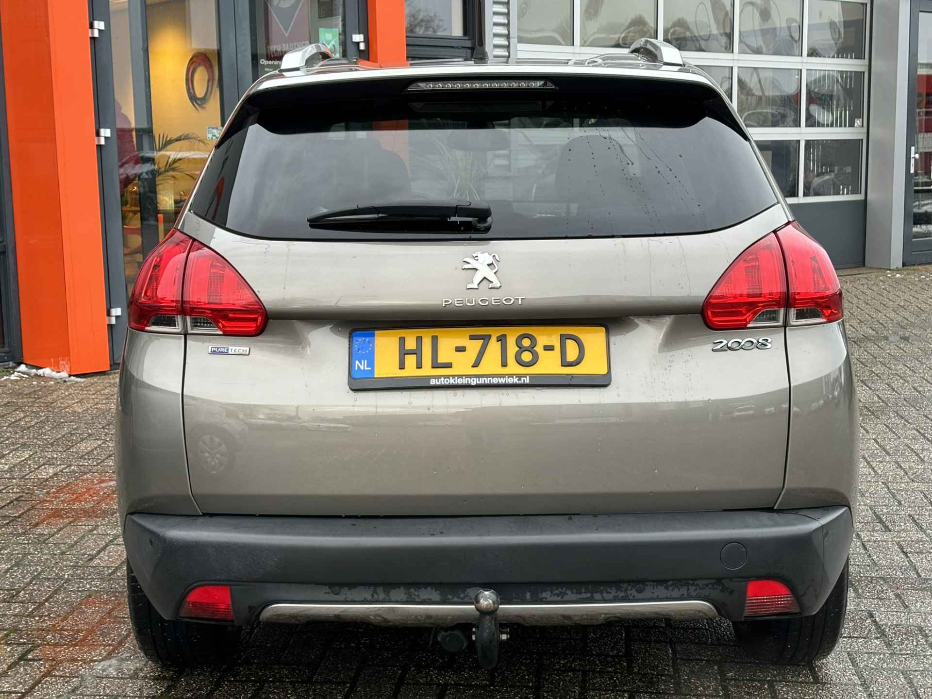 Peugeot 2008 1.2 PureTech Allure Automaat / Panoramadak / Airco / Navi / Parkeersensoren v+a / Trekhaak - 30/32