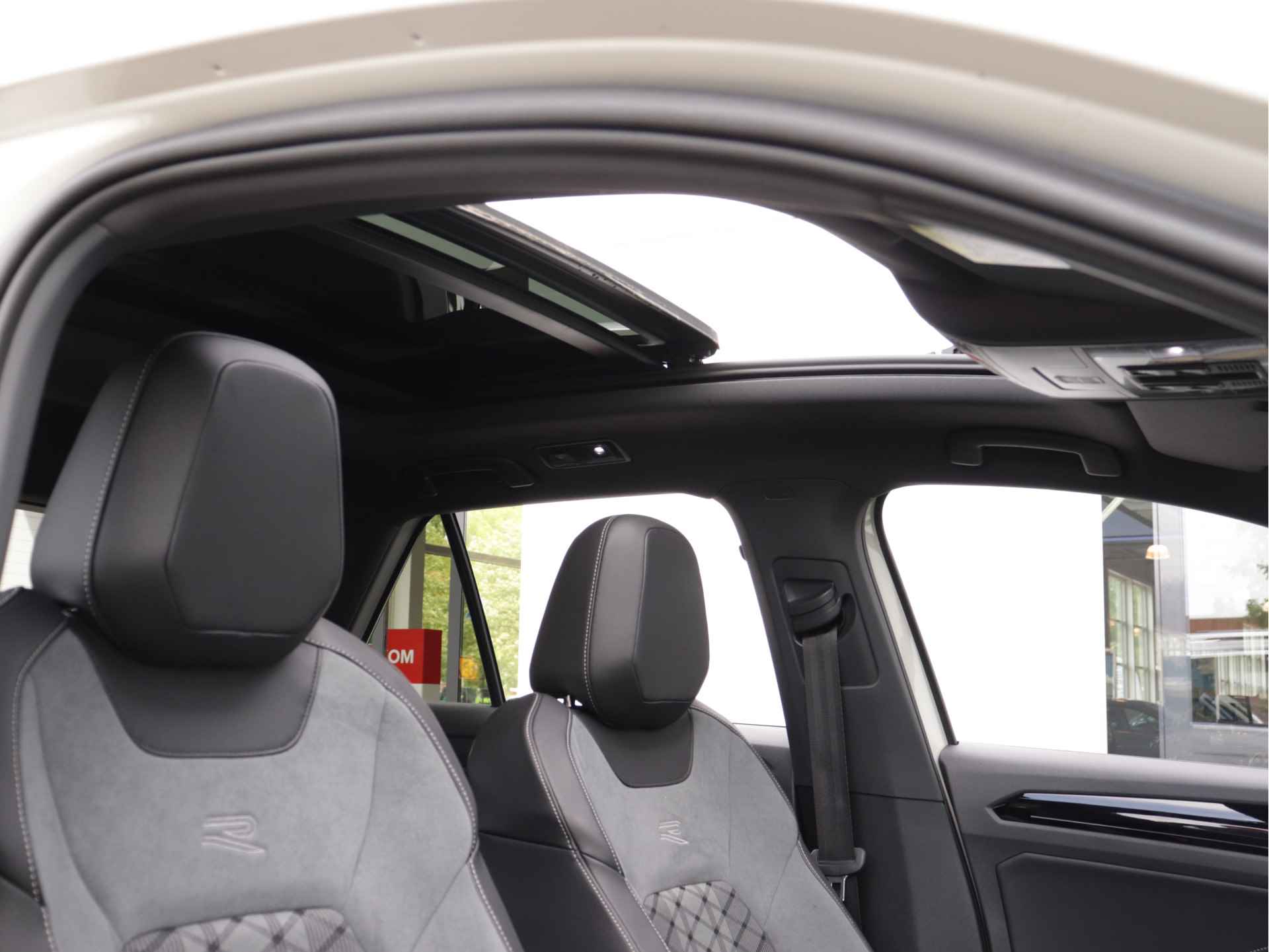 Volkswagen T-Roc 1.5 TSI R-Line 150pk | Navigatie | Panoramadak | LED Plus | Adaptive Cruise | Dodehoekdetectie | Stoelverwarming - 23/50