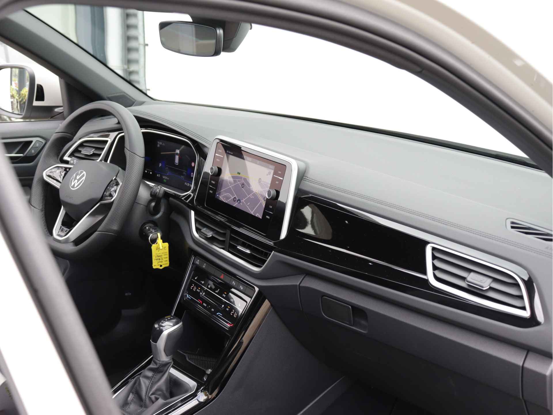 Volkswagen T-Roc 1.5 TSI R-Line 150pk | Navigatie | Panoramadak | LED Plus | Adaptive Cruise | Dodehoekdetectie | Stoelverwarming - 25/50