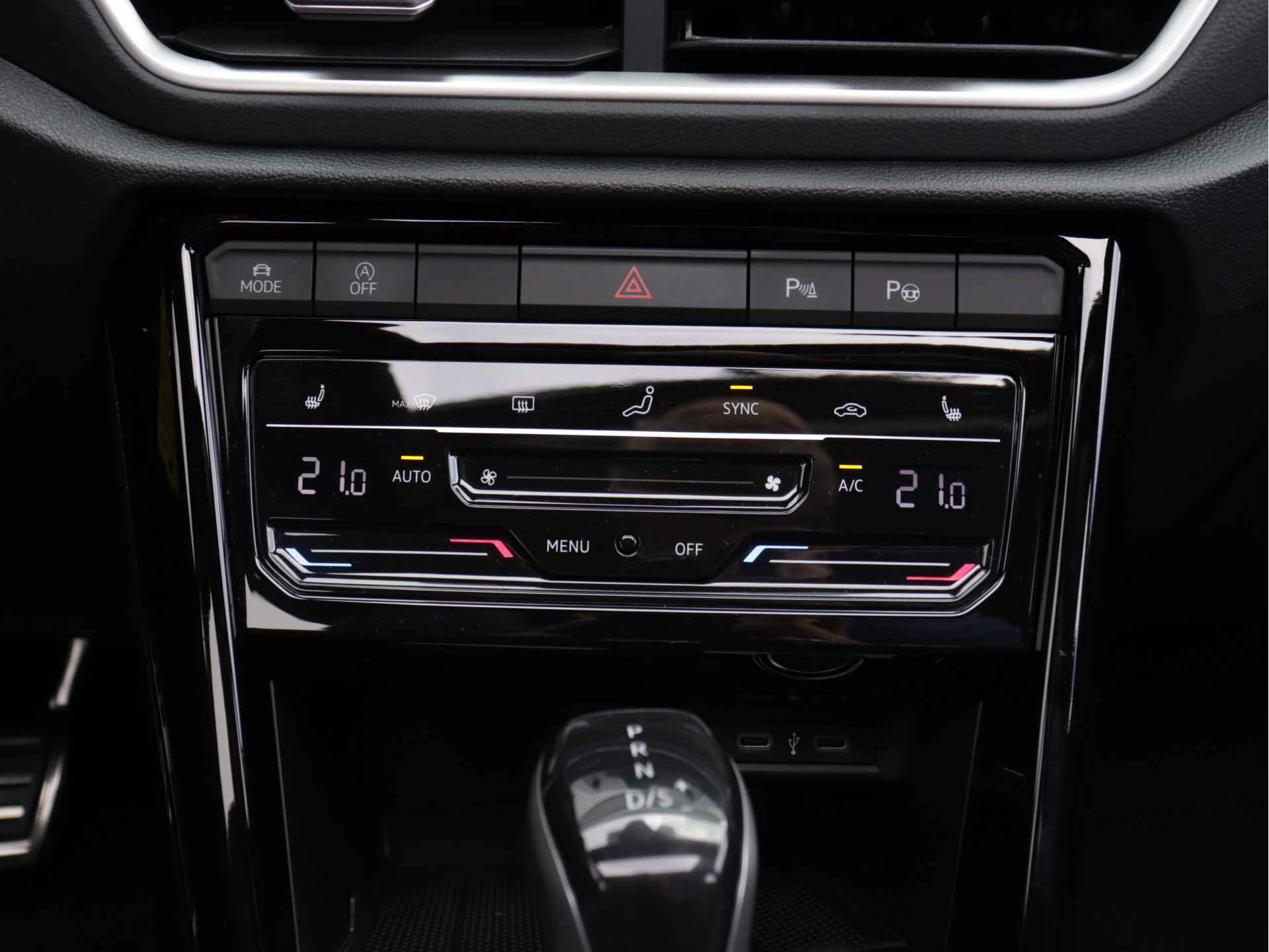 Volkswagen T-Roc 1.5 TSI R-Line 150pk | Navigatie | Panoramadak | LED Plus | Adaptive Cruise | Dodehoekdetectie | Stoelverwarming - 29/50
