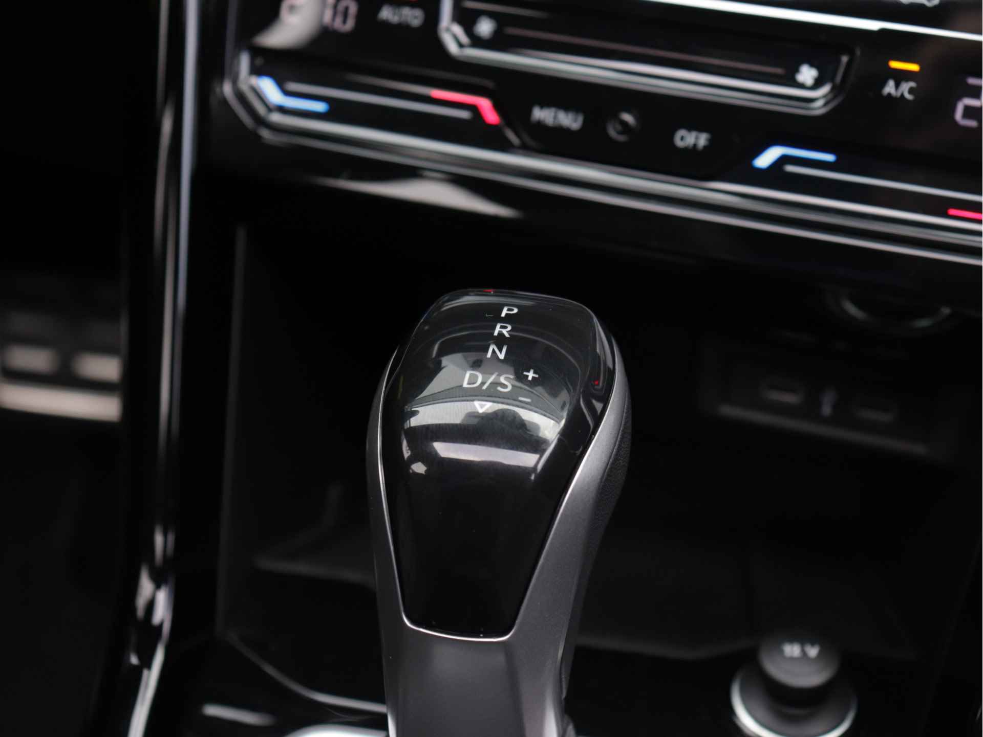 Volkswagen T-Roc 1.5 TSI R-Line 150pk | Navigatie | Panoramadak | LED Plus | Adaptive Cruise | Dodehoekdetectie | Stoelverwarming - 30/50