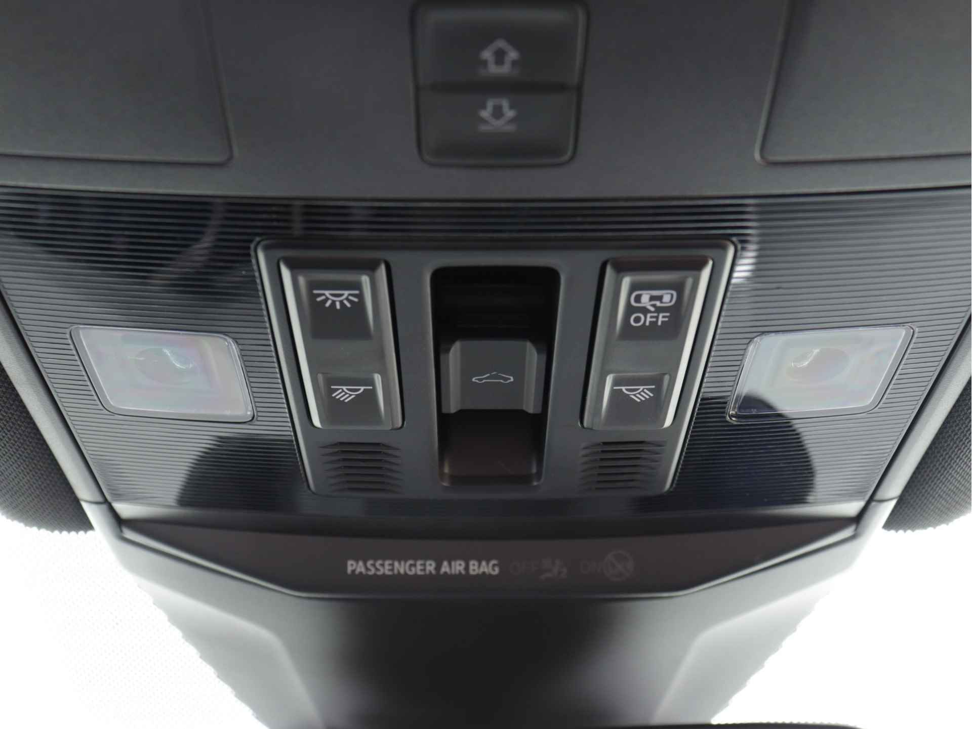 Volkswagen T-Roc 1.5 TSI R-Line 150pk | Navigatie | Panoramadak | LED Plus | Adaptive Cruise | Dodehoekdetectie | Stoelverwarming - 45/50