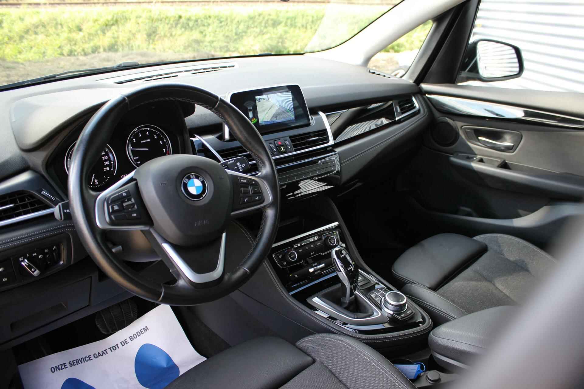 BMW 2-serie Active Tourer 218i Executive Sport Line // Trekhaak afneembaar - Navigatie - Camera - Inclusief 12 maanden garantie - 12/29