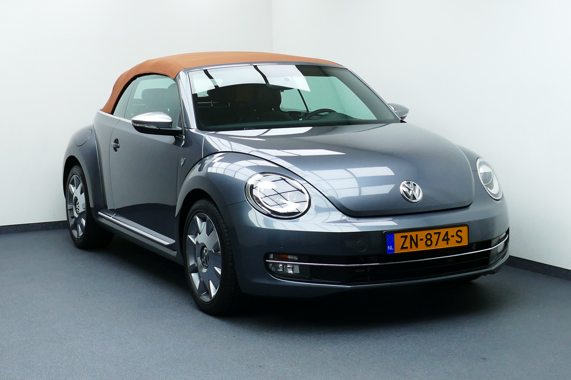 Volkswagen Beetle Cabriolet 1.2 TSI Karmann. Navi, Clima, Cruise, Stoelverw, Xenon/Led, PDC V+A, 18"LMV bij viaBOVAG.nl