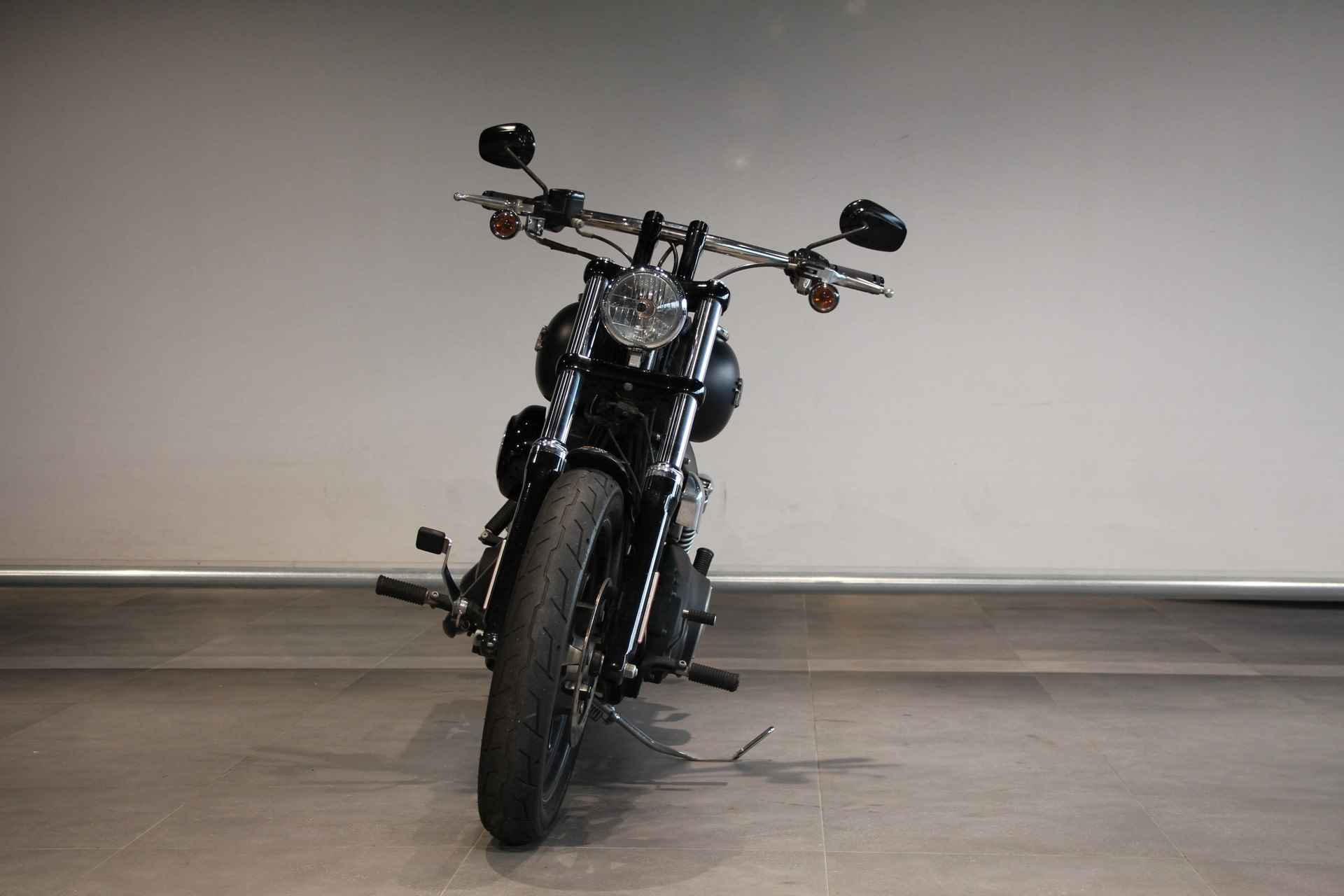 Harley-Davidson STREET BOB - 3/8