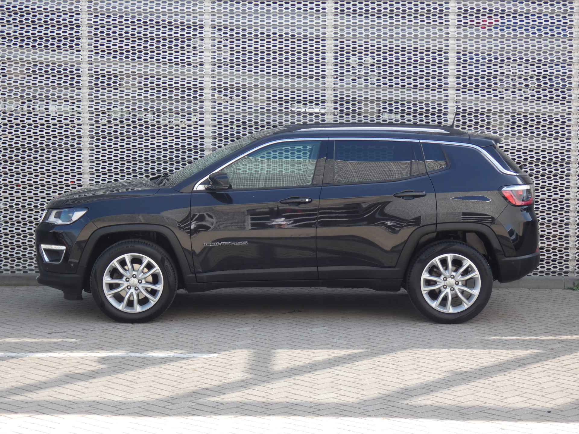 Jeep Compass 1.3T 150PK Limited Automaat | Parkeerhulp V & A | Camera | Navigatie - 4/33