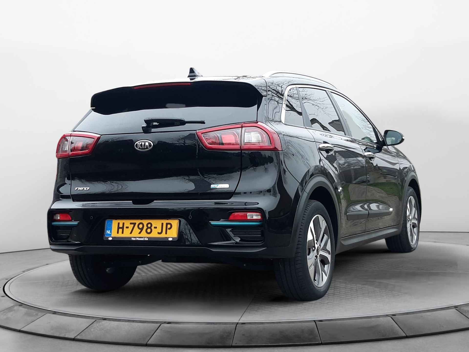 Kia e-Niro ExecutiveLine 64 kWh (204 PK 1e-Eig, Keurig-Onderh, 12-Mnd-BOVAG, NL-Auto, Leer, Navigatie/Apple-Carplay/Android-Auto, Adaptive-Cruisecontrol, Keyless-Entry/Start, Parkeersensoren-V+A, Achteruitrijcamera, DAB, Premium-Audio, Stoelverwarming-V+A, Stoelventilatie, Stuurverwarming, Lm-Velgen-17Inch, Privacy-Glas - 4/37